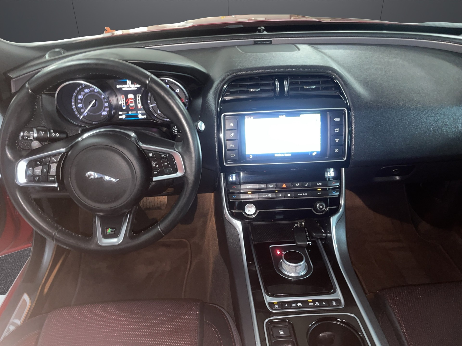 JAGUAR XE 20t 2.0 R-Sport Automatic-image-10