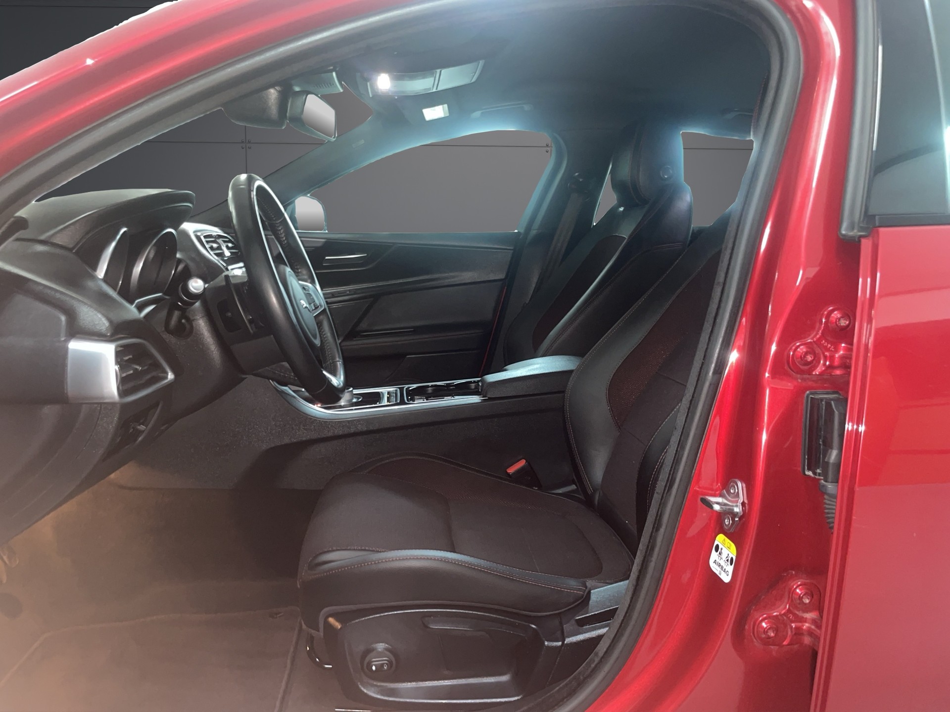 JAGUAR XE 20t 2.0 R-Sport Automatic-image-7
