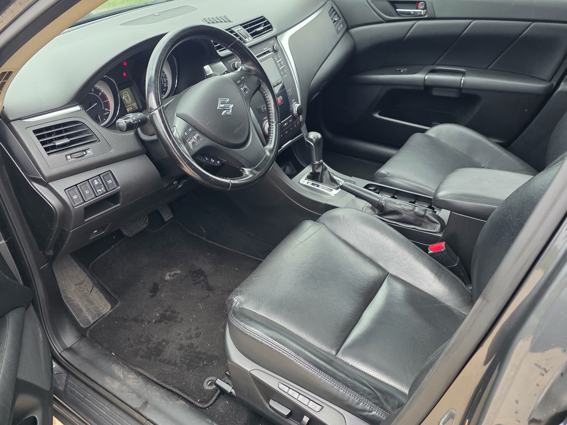 SUZUKI Kizashi 2.4 GL Top 4WD CVT-image-6