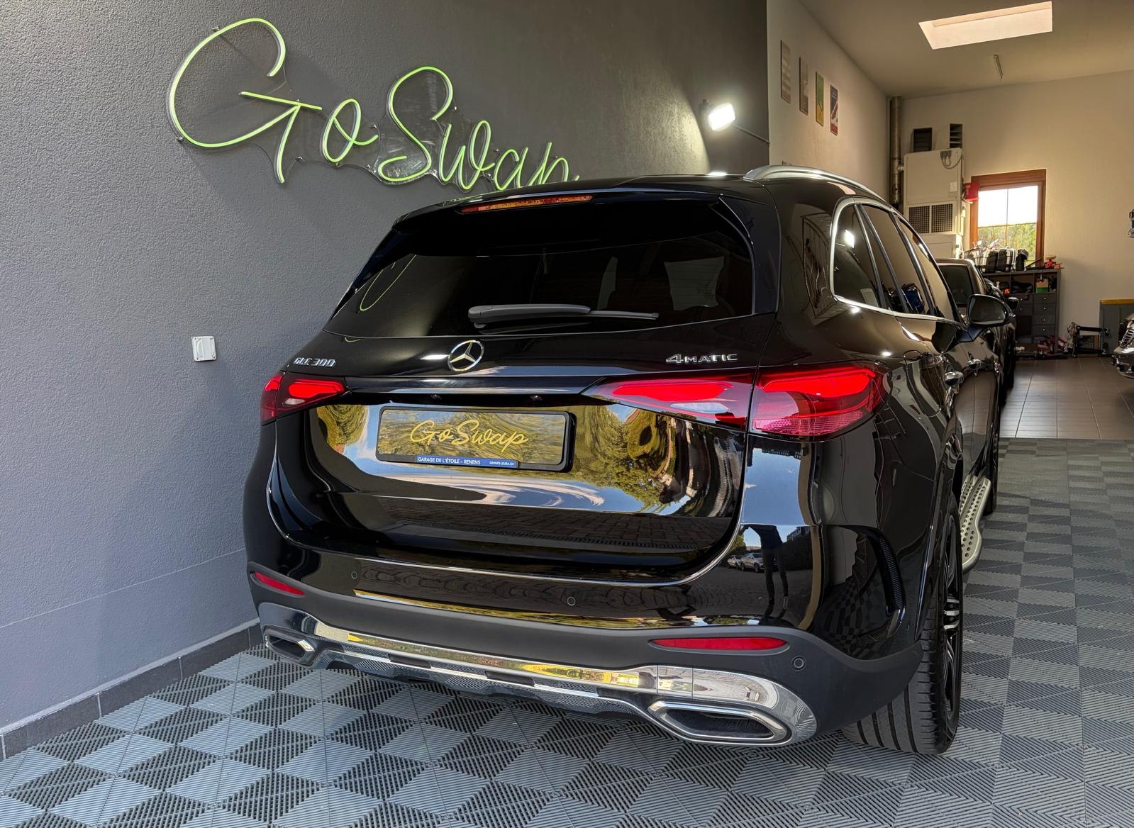 MERCEDES-BENZ GLC 300 4Matic AMG Line 9G-Tronic-image-3