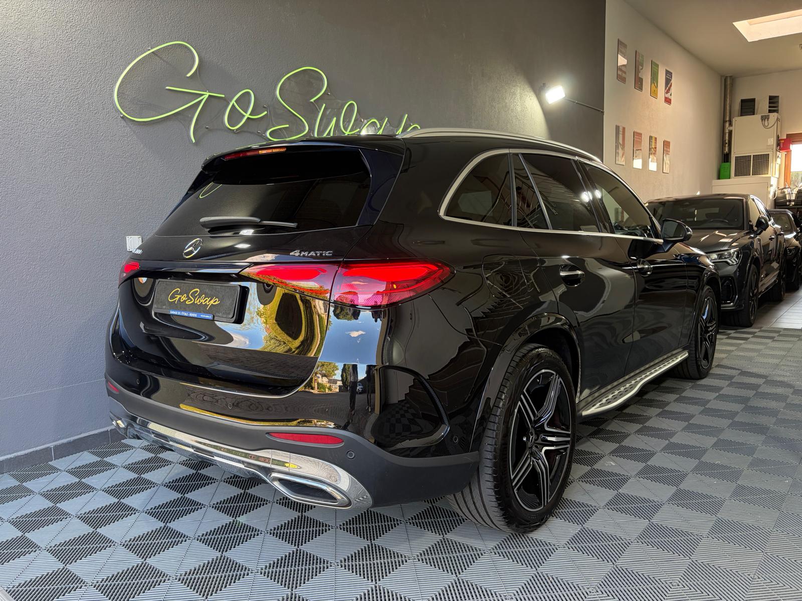 MERCEDES-BENZ GLC 300 4Matic AMG Line 9G-Tronic-image-4