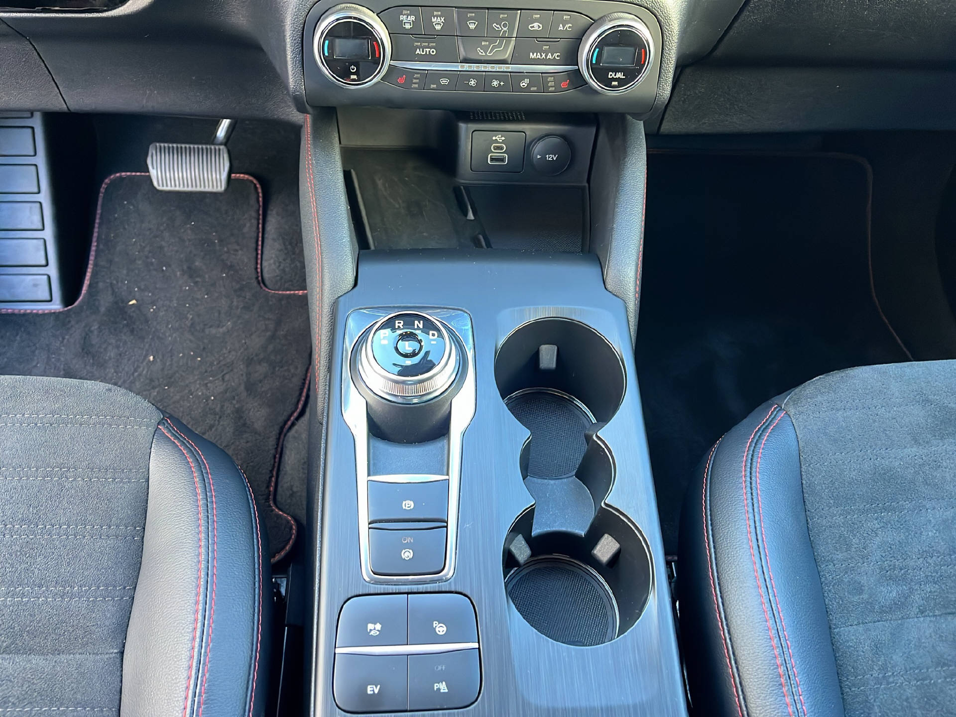 FORD Kuga 2.5 Plug-in Hybrid ST-Line X-image-15