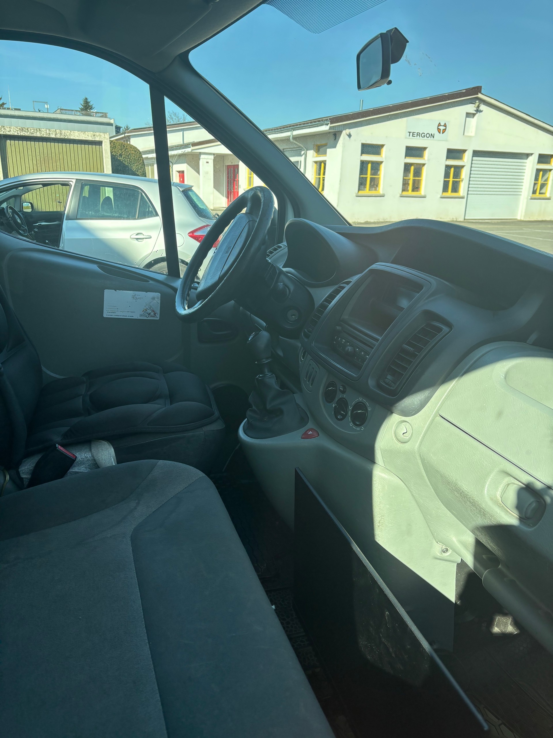 RENAULT TRAFIC-image-2