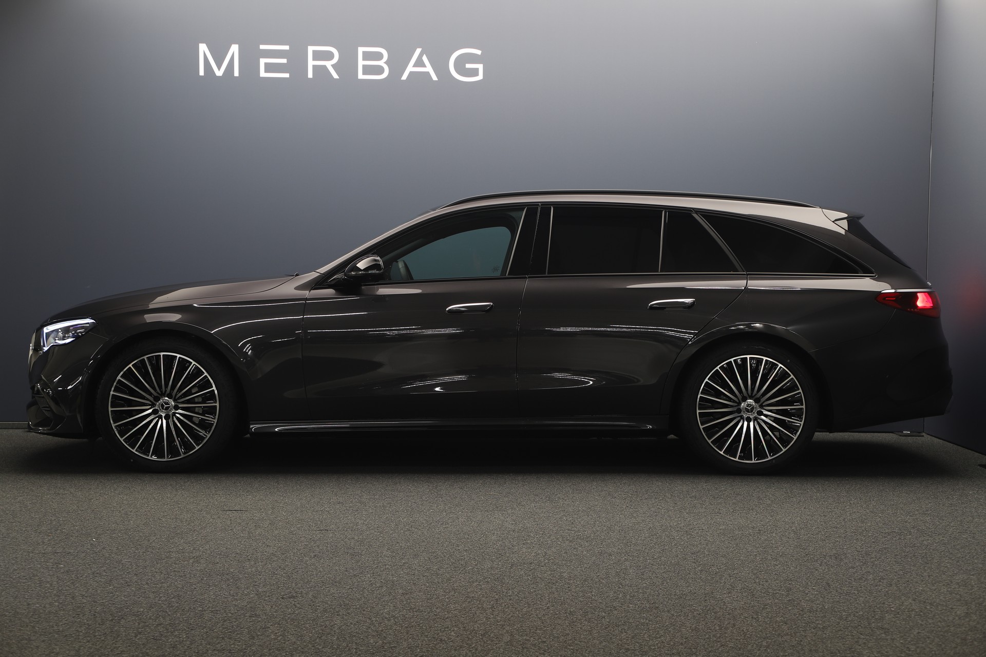 MERCEDES-BENZ E 220 d T 4Matic 9G-Tronic-image-3