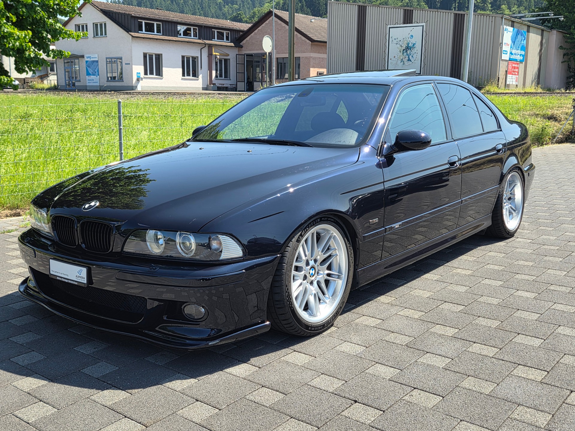 BMW M5-image-2