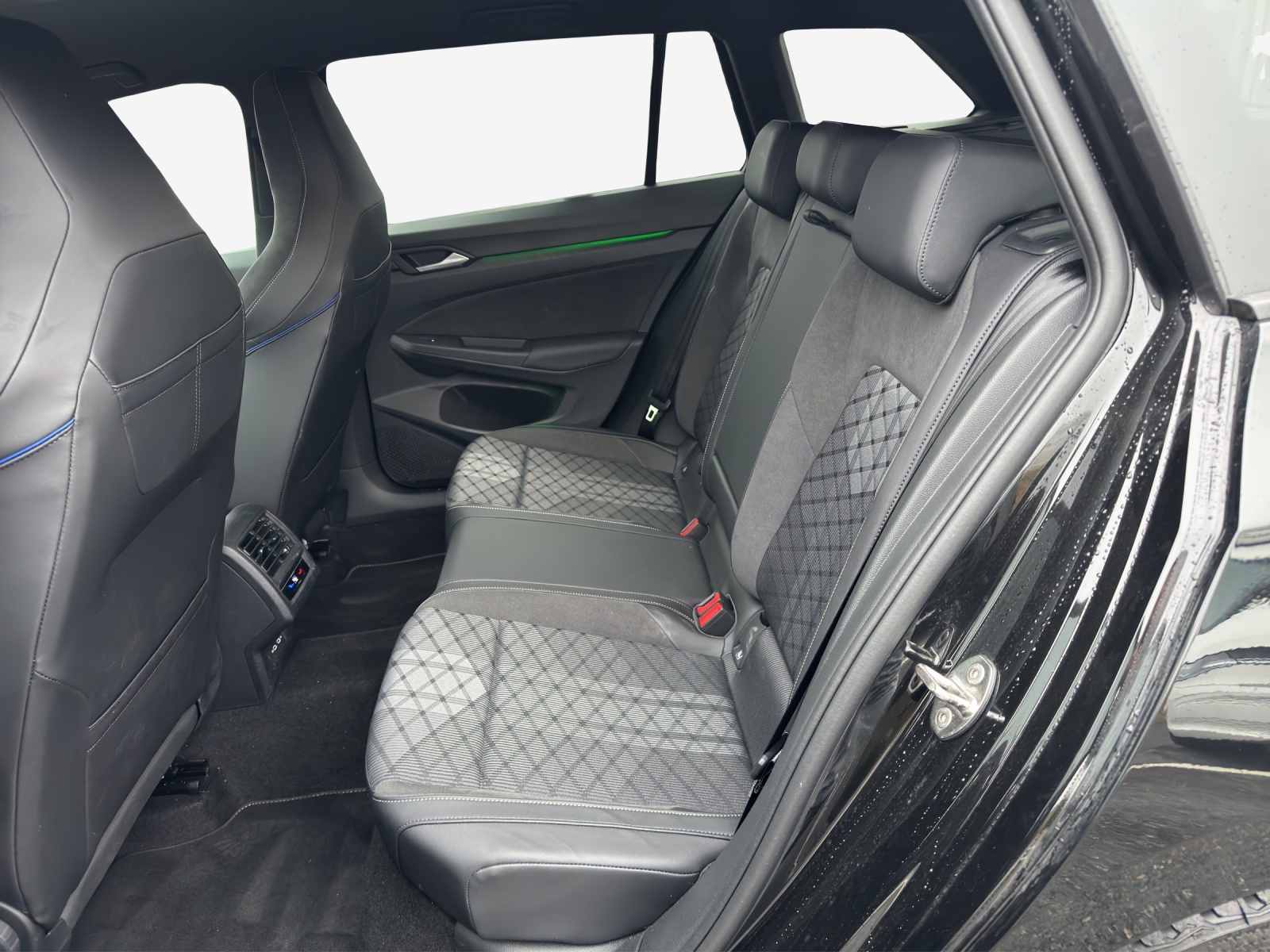VW Golf Variant 1.5 eTSI mHEV R-Line DSG-image-11