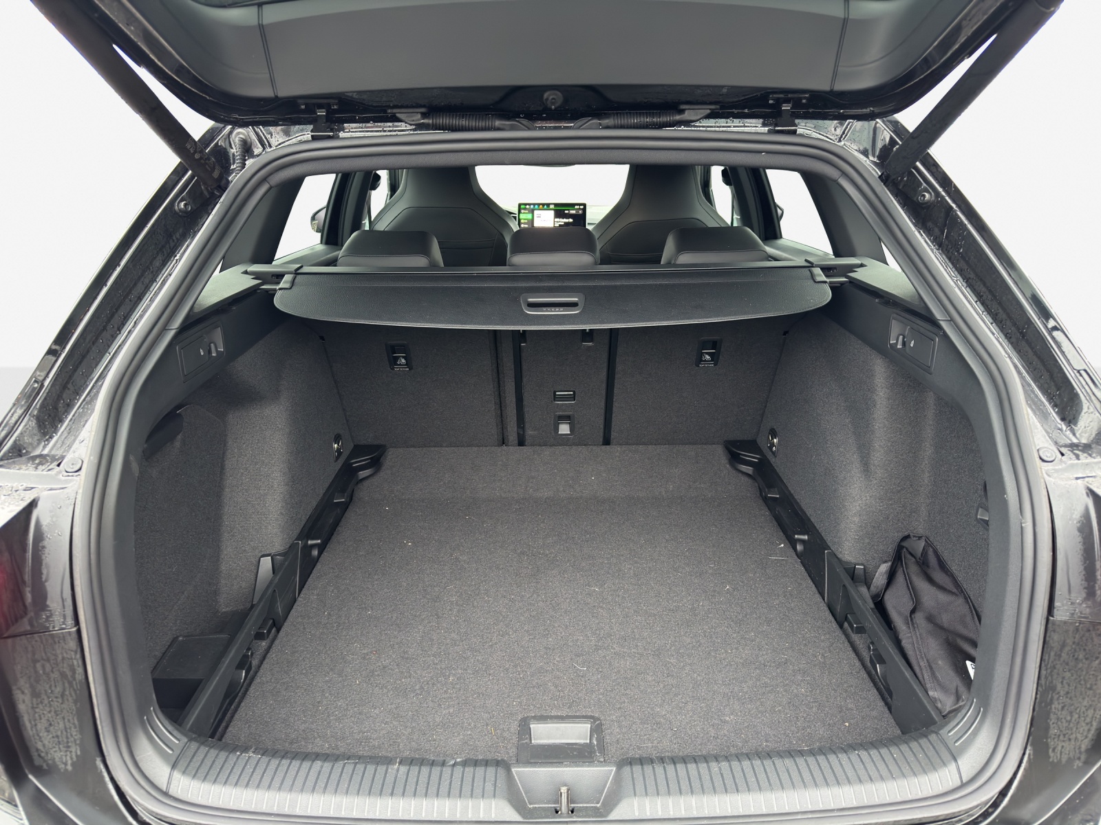 VW Golf Variant 1.5 eTSI mHEV R-Line-image-12
