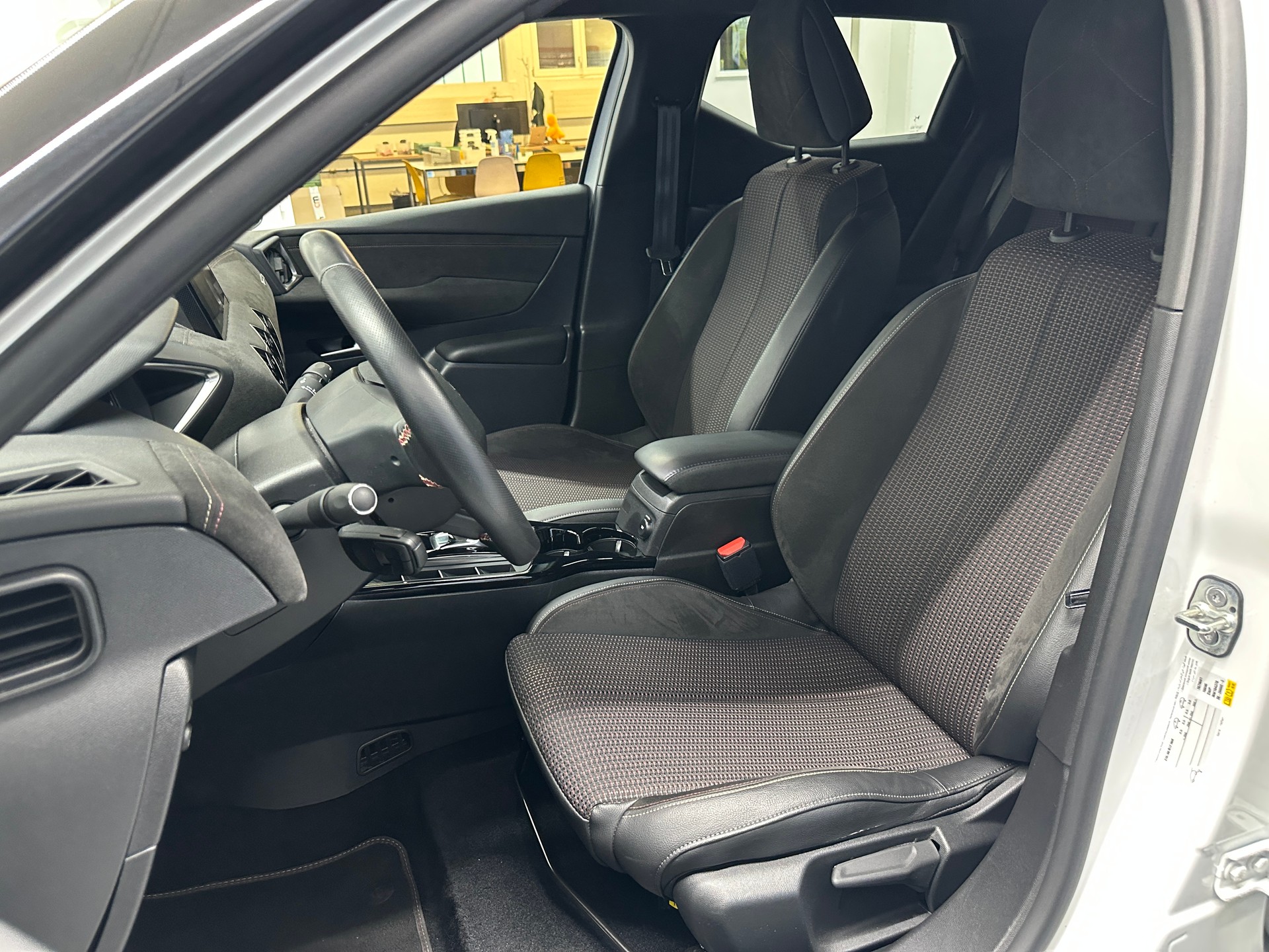 DS AUTOMOBILES DS 3 Crossback E-Tense 136 Performance Line-image-7