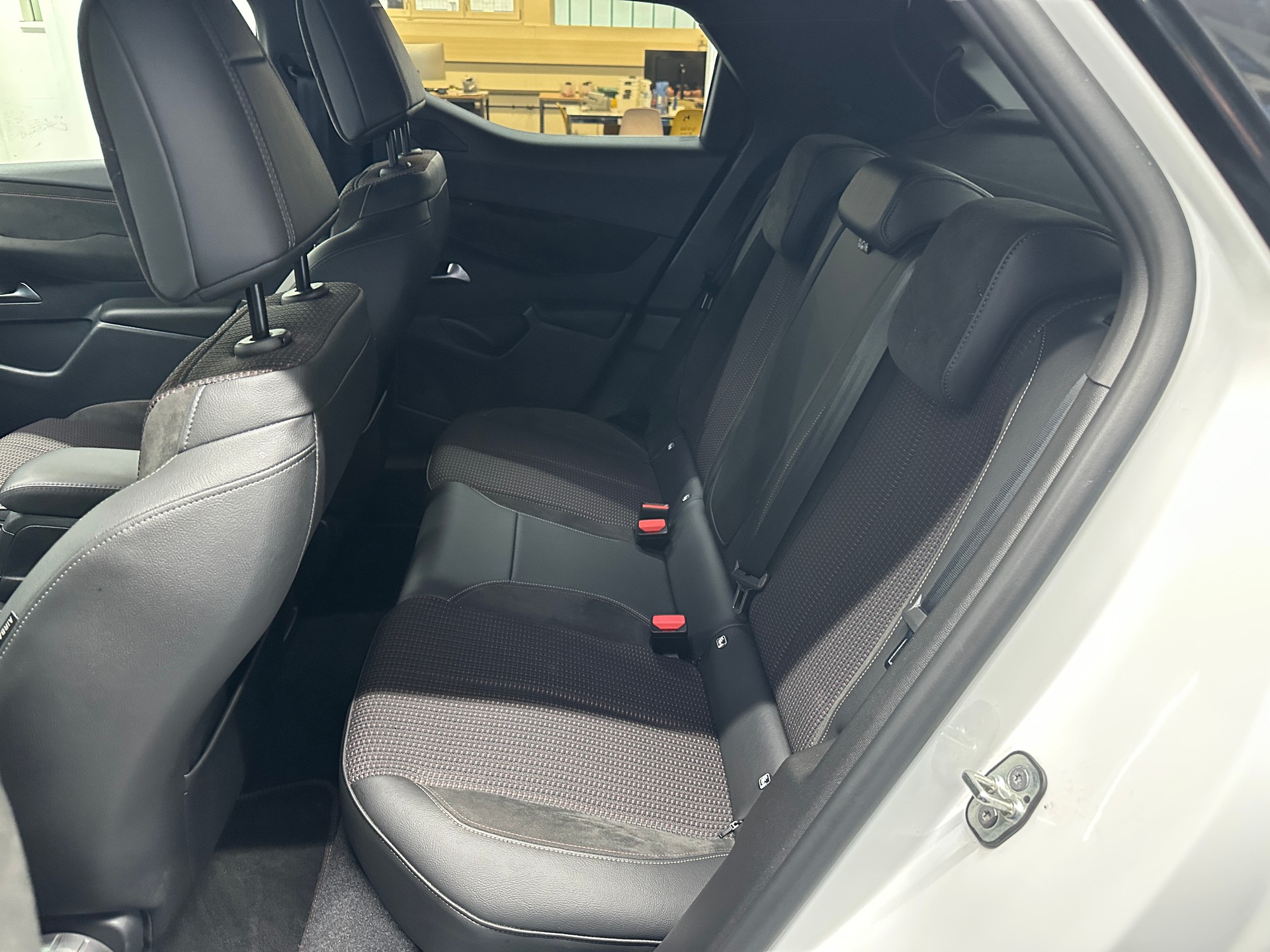 DS AUTOMOBILES DS 3 Crossback E-Tense 136 Performance Line-image-8