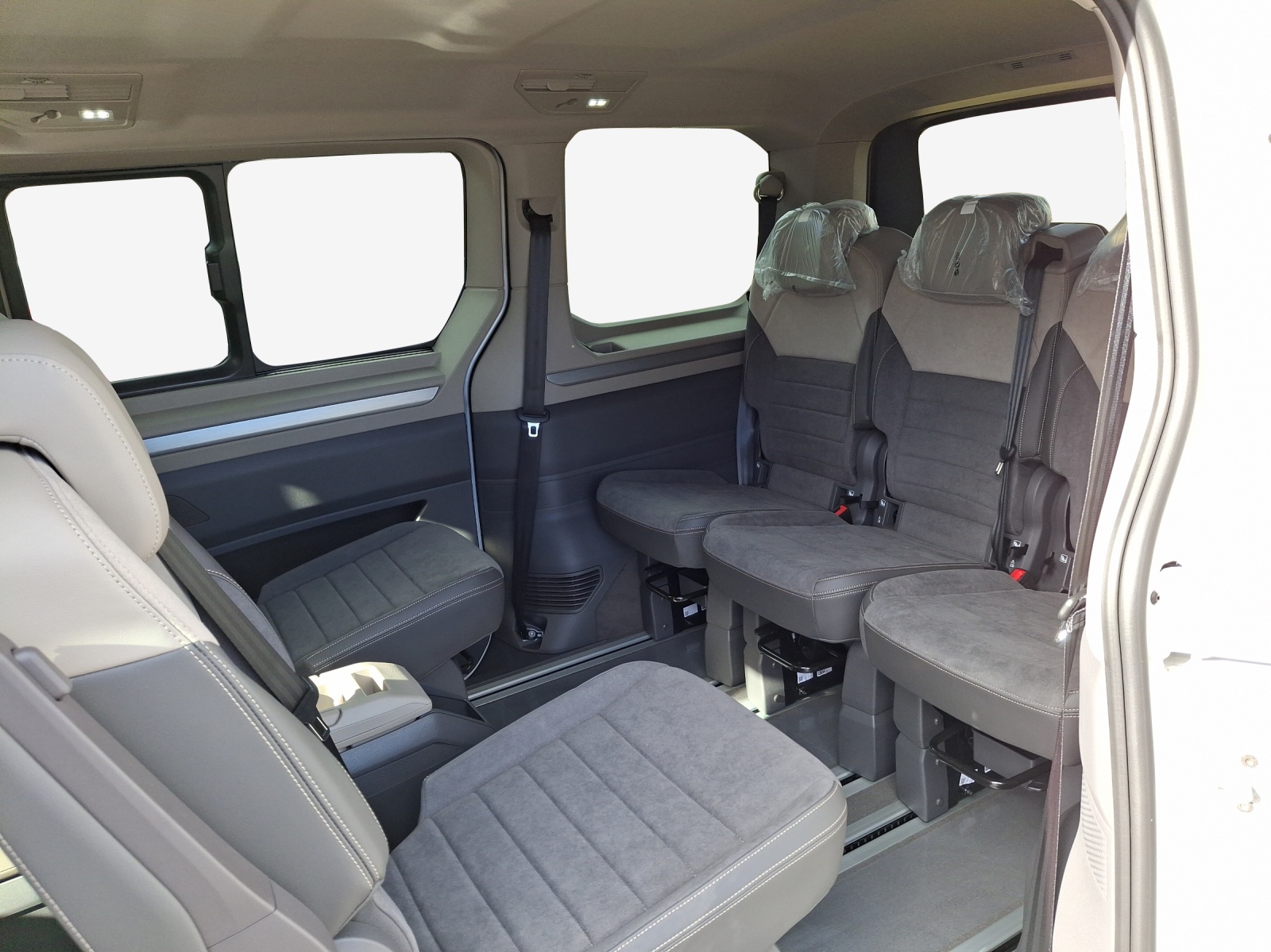VW Multivan 1.5 eHybrid Life Edition 4Motion DSG-image-11