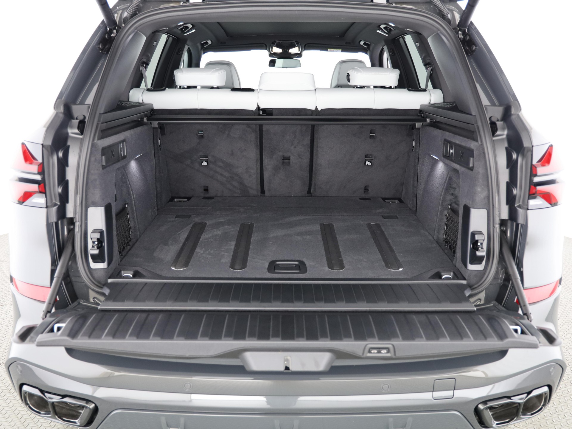 BMW X5 M60i xDrive-image-16