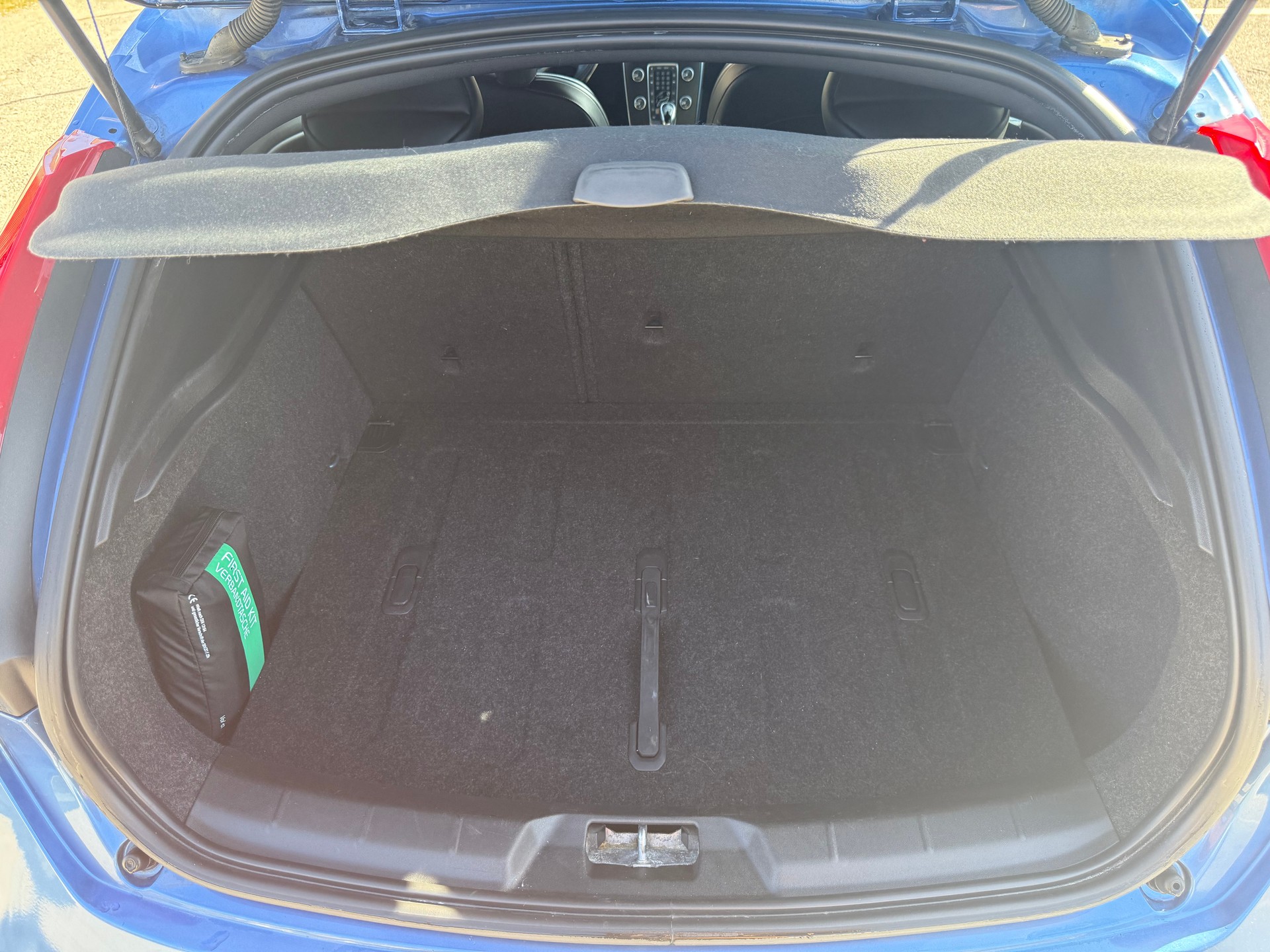 VOLVO V40 D2 Momentum R-Design Geartronic-image-10