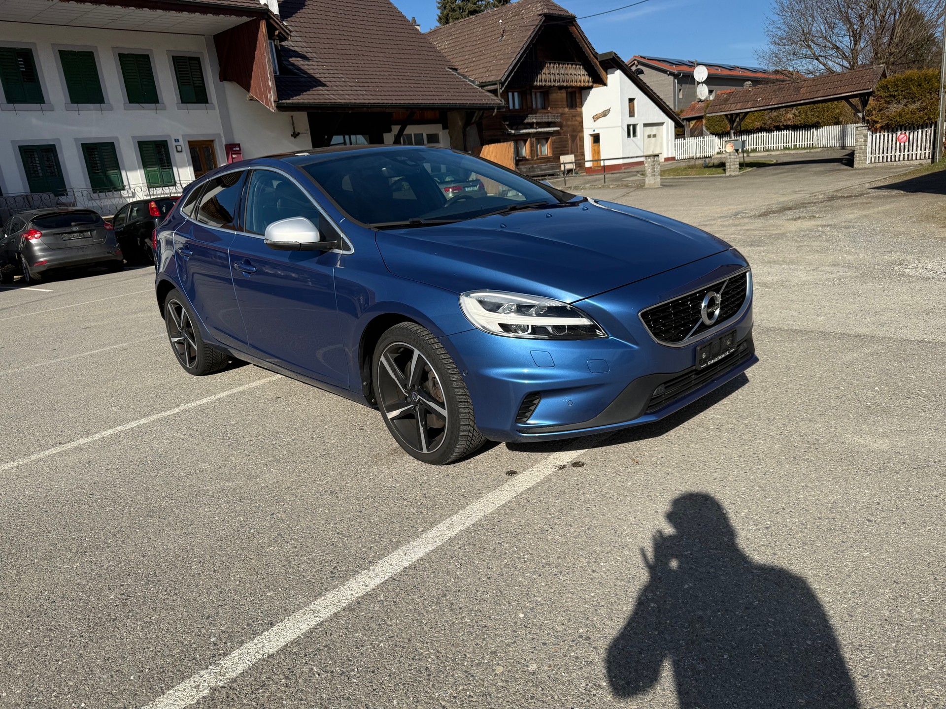 VOLVO V40 D2 Momentum R-Design Geartronic-image-1