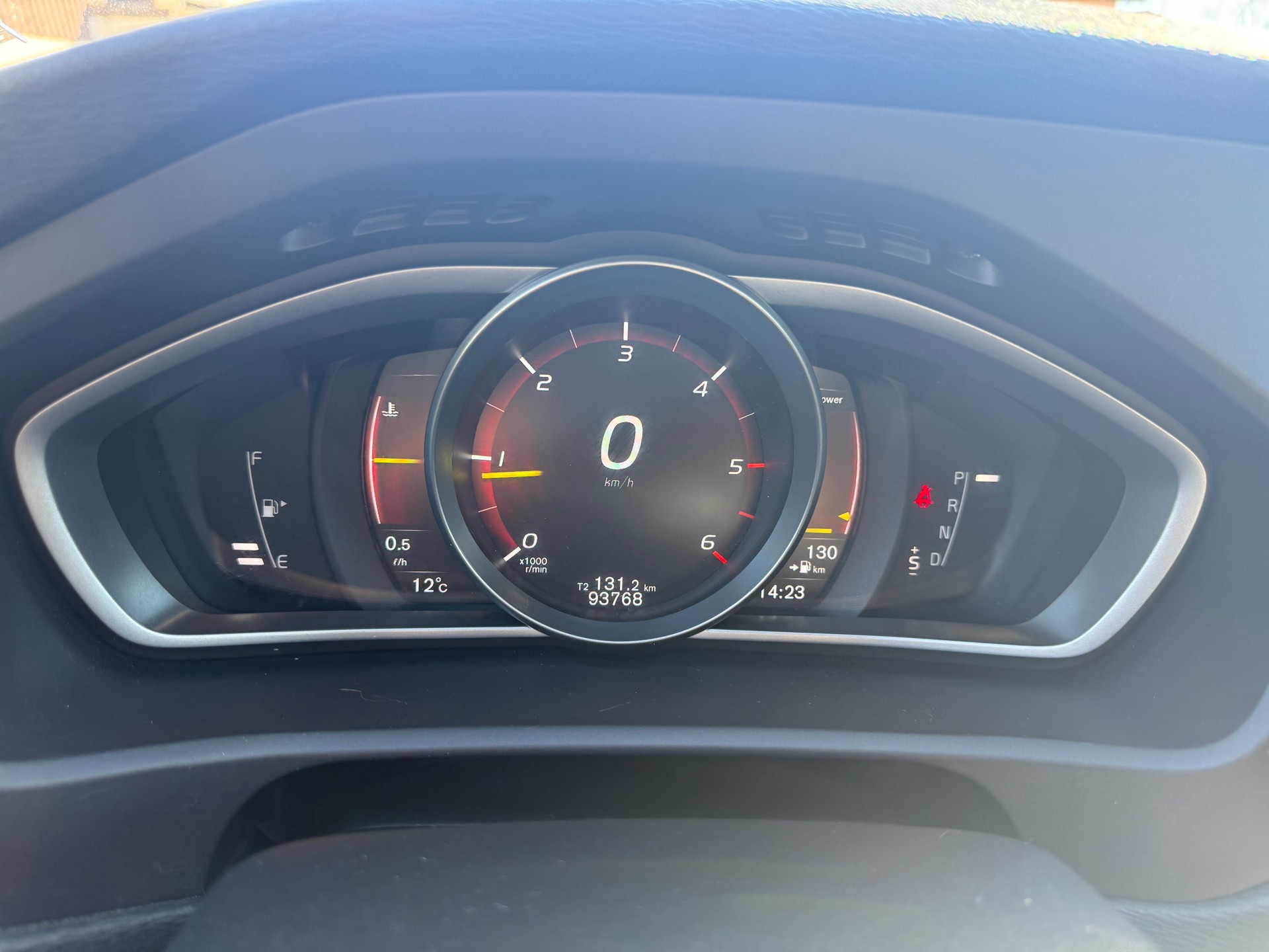 VOLVO V40 D2 Momentum R-Design Geartronic-image-13