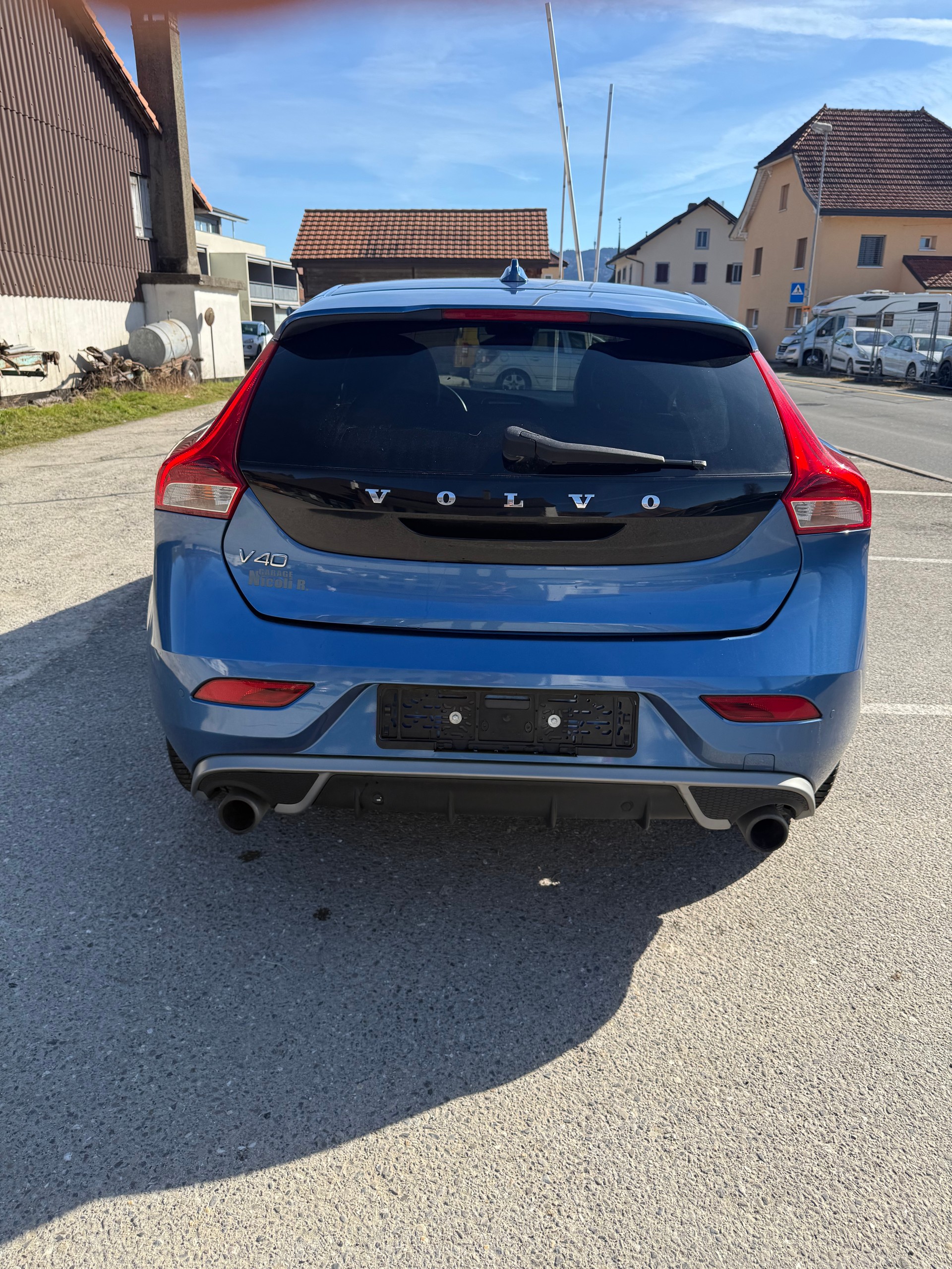 VOLVO V40 D2 Momentum R-Design Geartronic-image-3