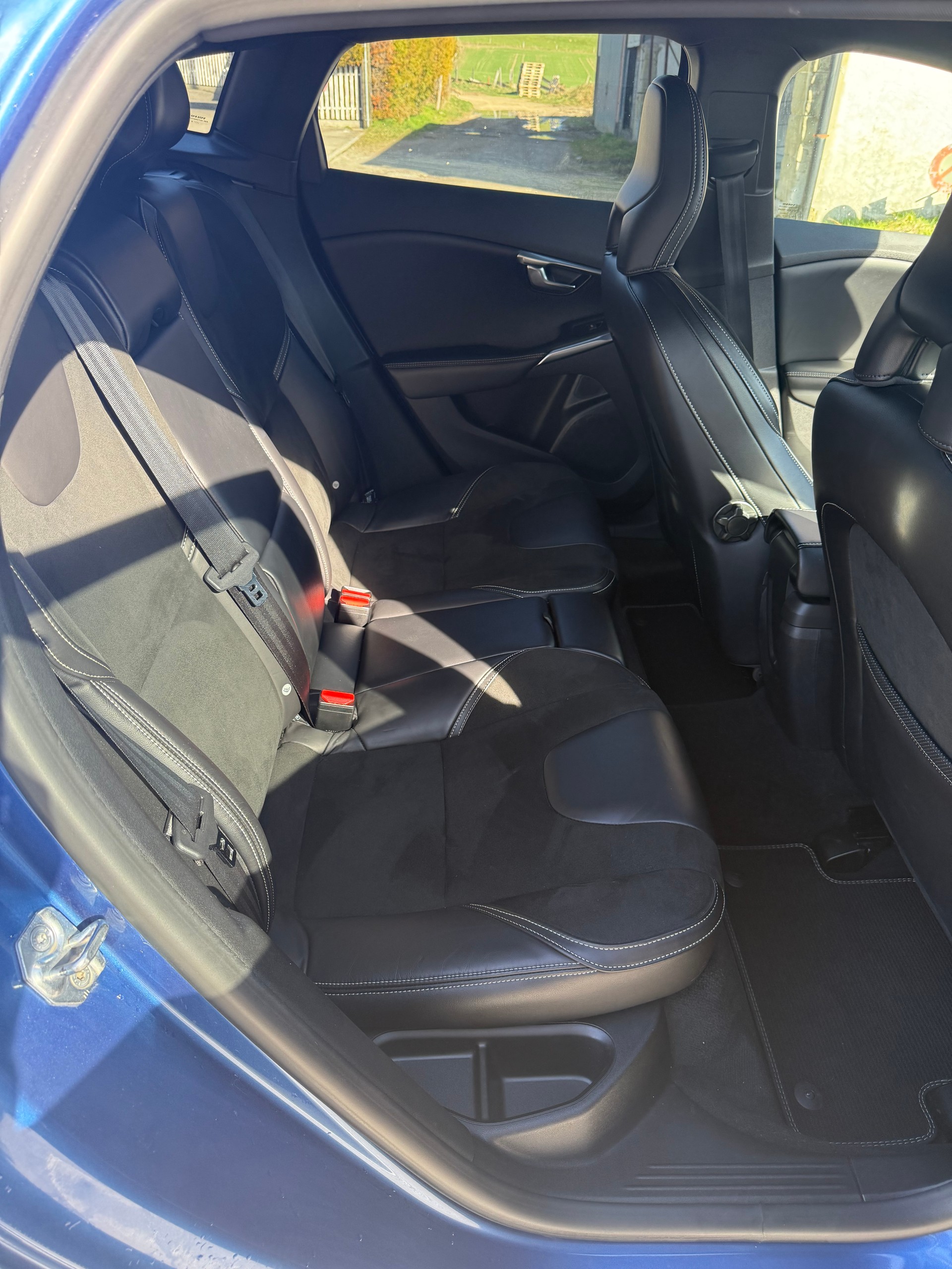 VOLVO V40 D2 Momentum R-Design Geartronic-image-9