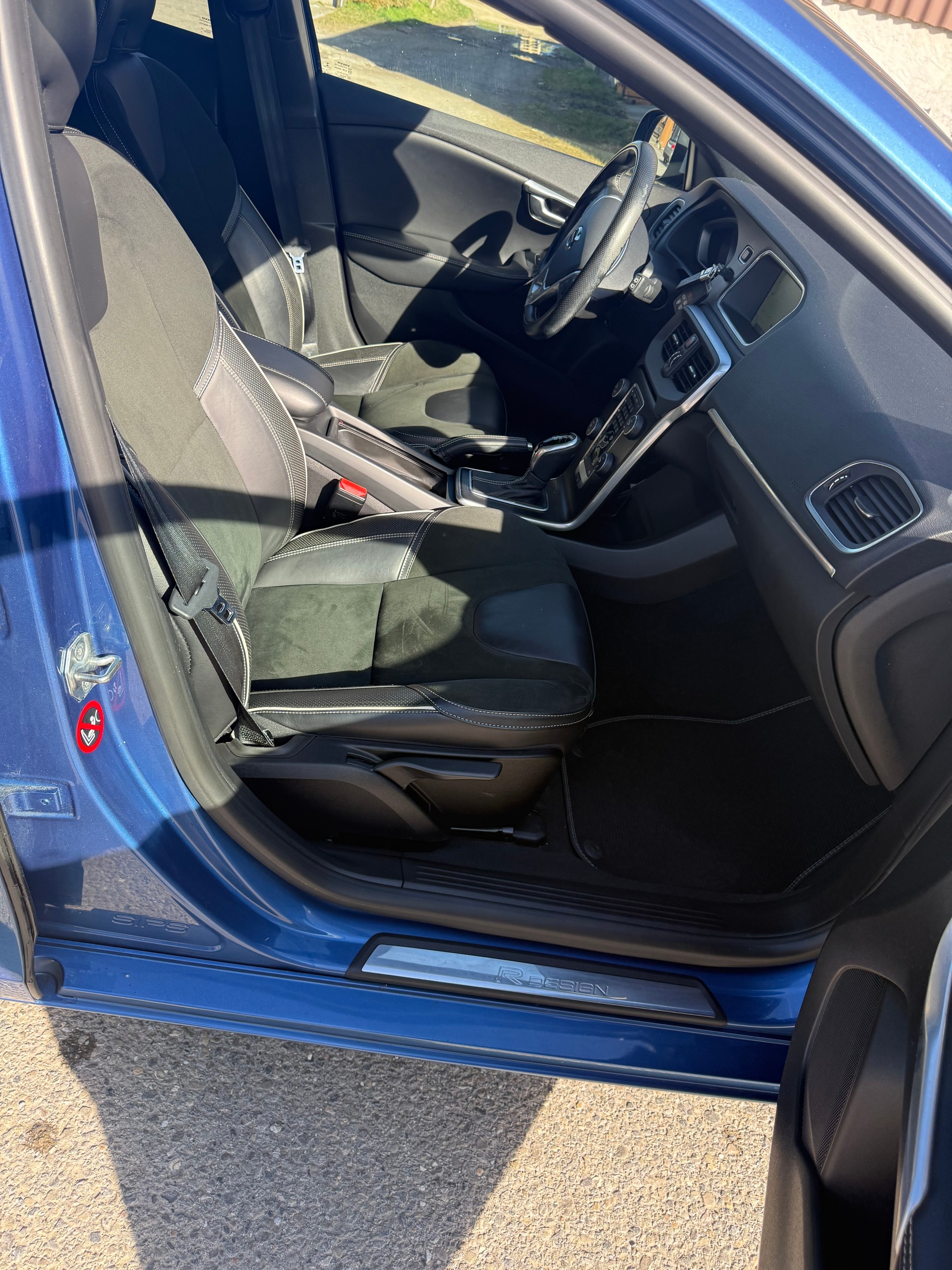 VOLVO V40 D2 Momentum R-Design Geartronic-image-8