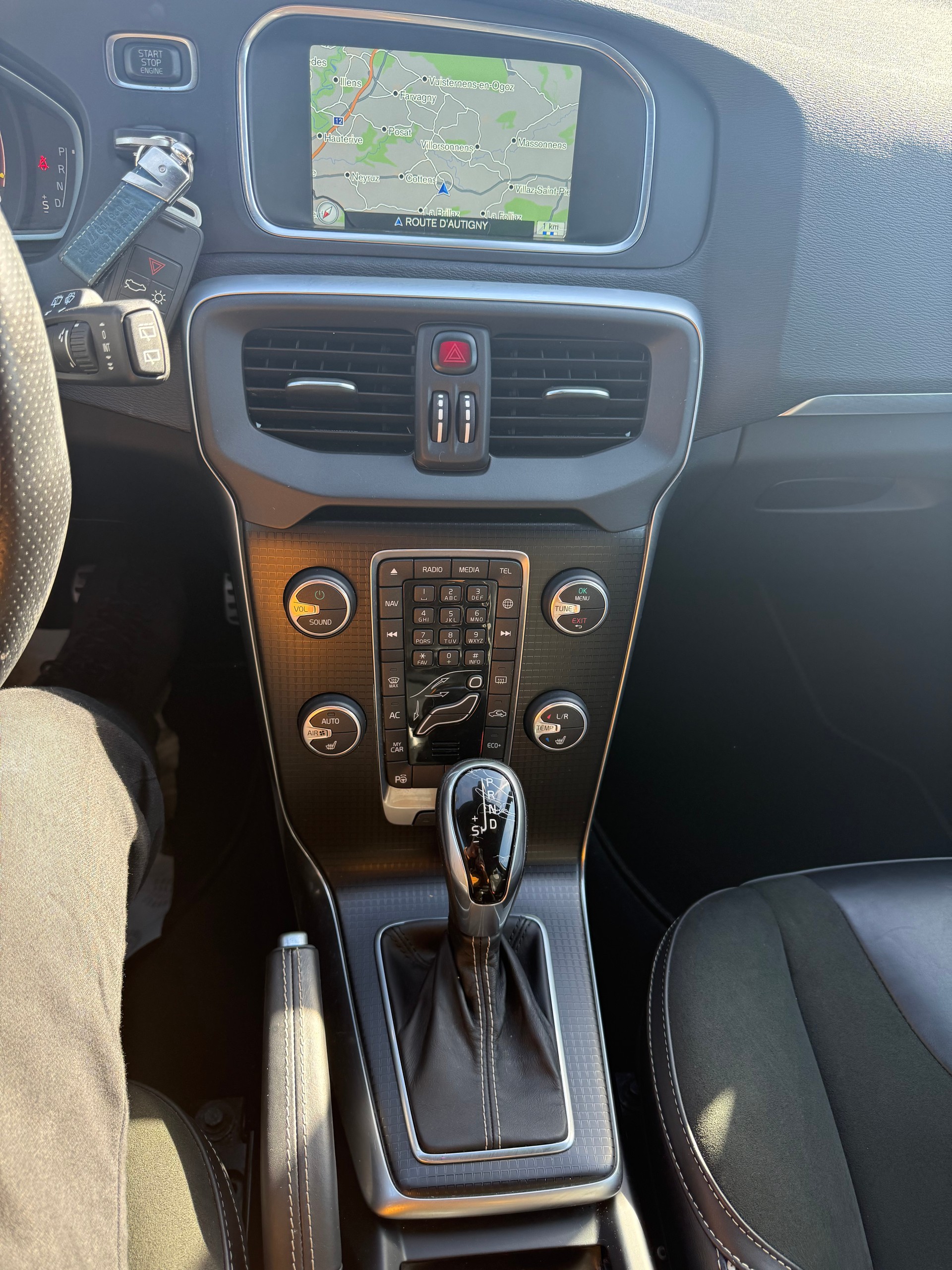 VOLVO V40 D2 Momentum R-Design Geartronic-image-12