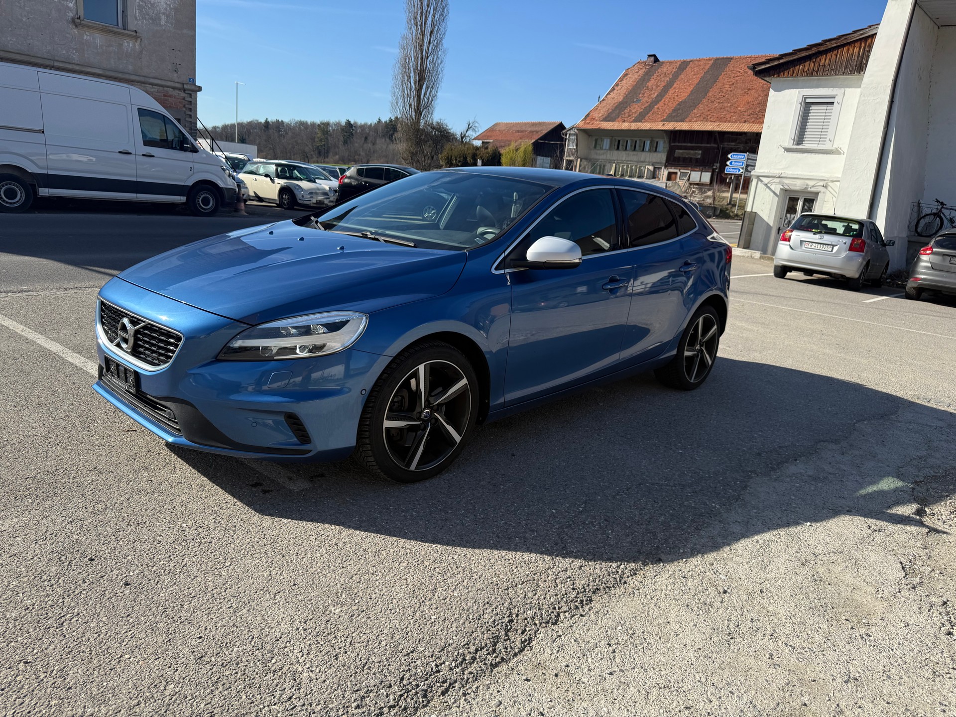 VOLVO V40 D2 Momentum R-Design Geartronic-image-0