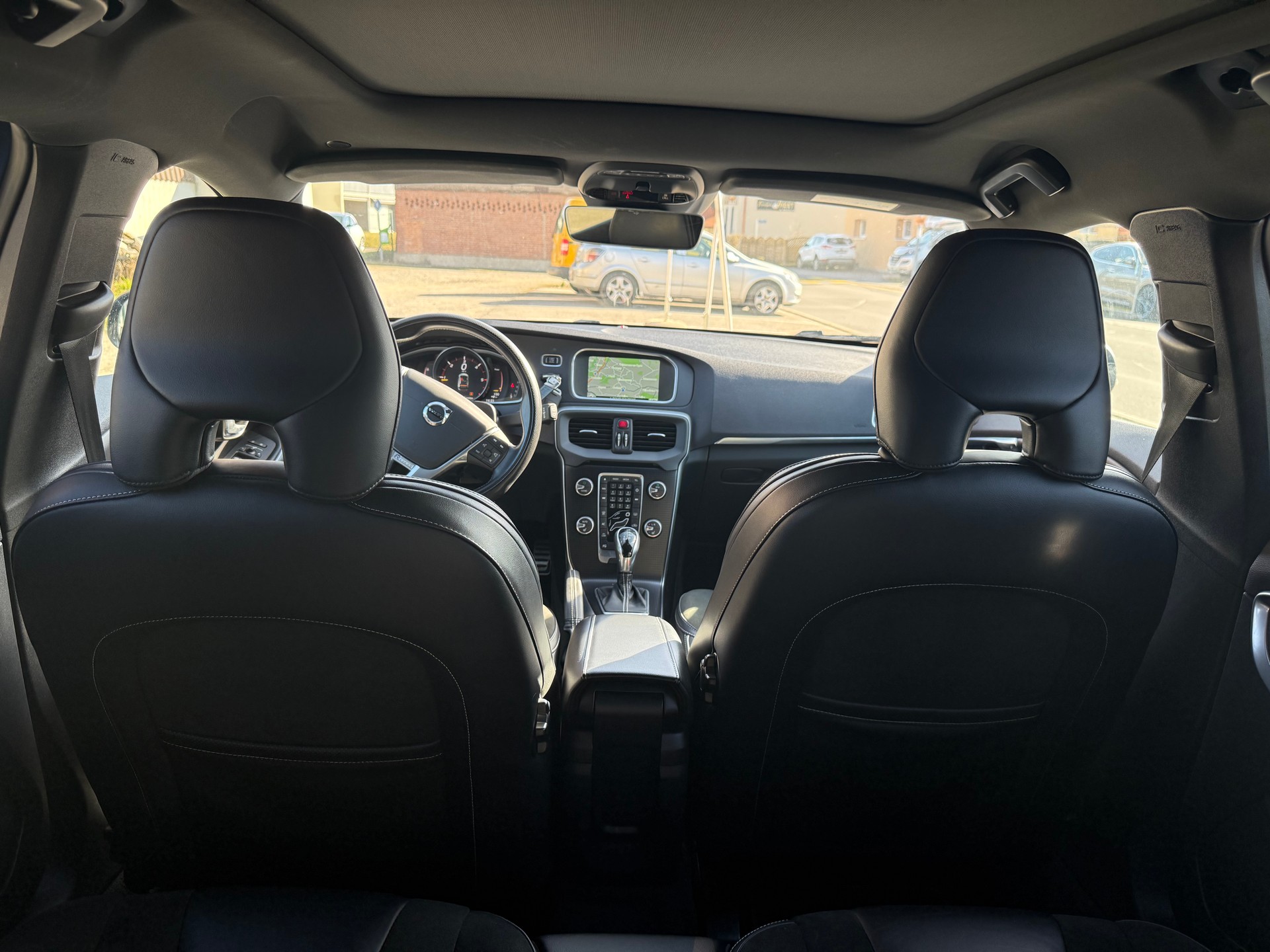 VOLVO V40 D2 Momentum R-Design Geartronic-image-11