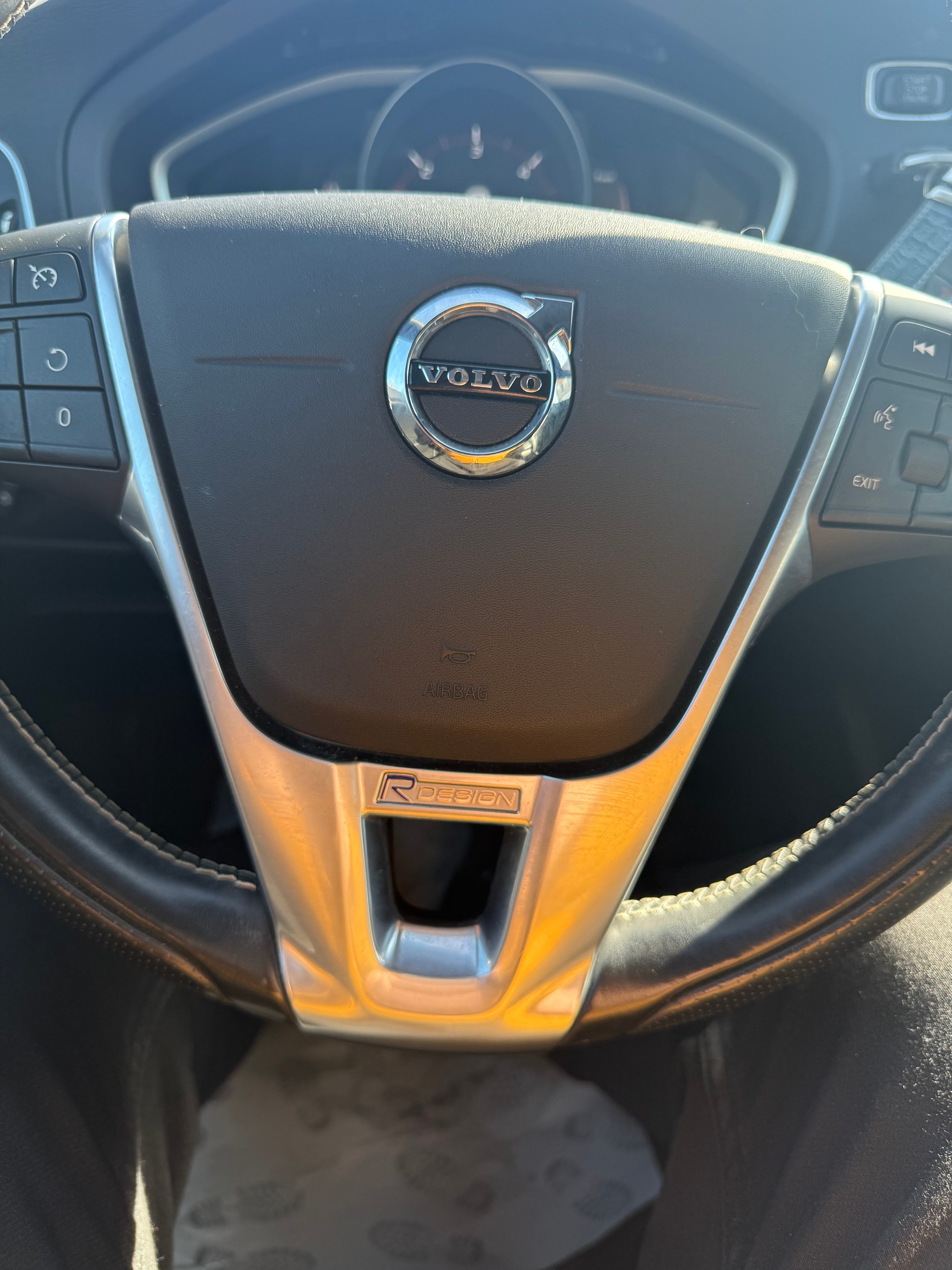 VOLVO V40 D2 Momentum R-Design Geartronic-image-14