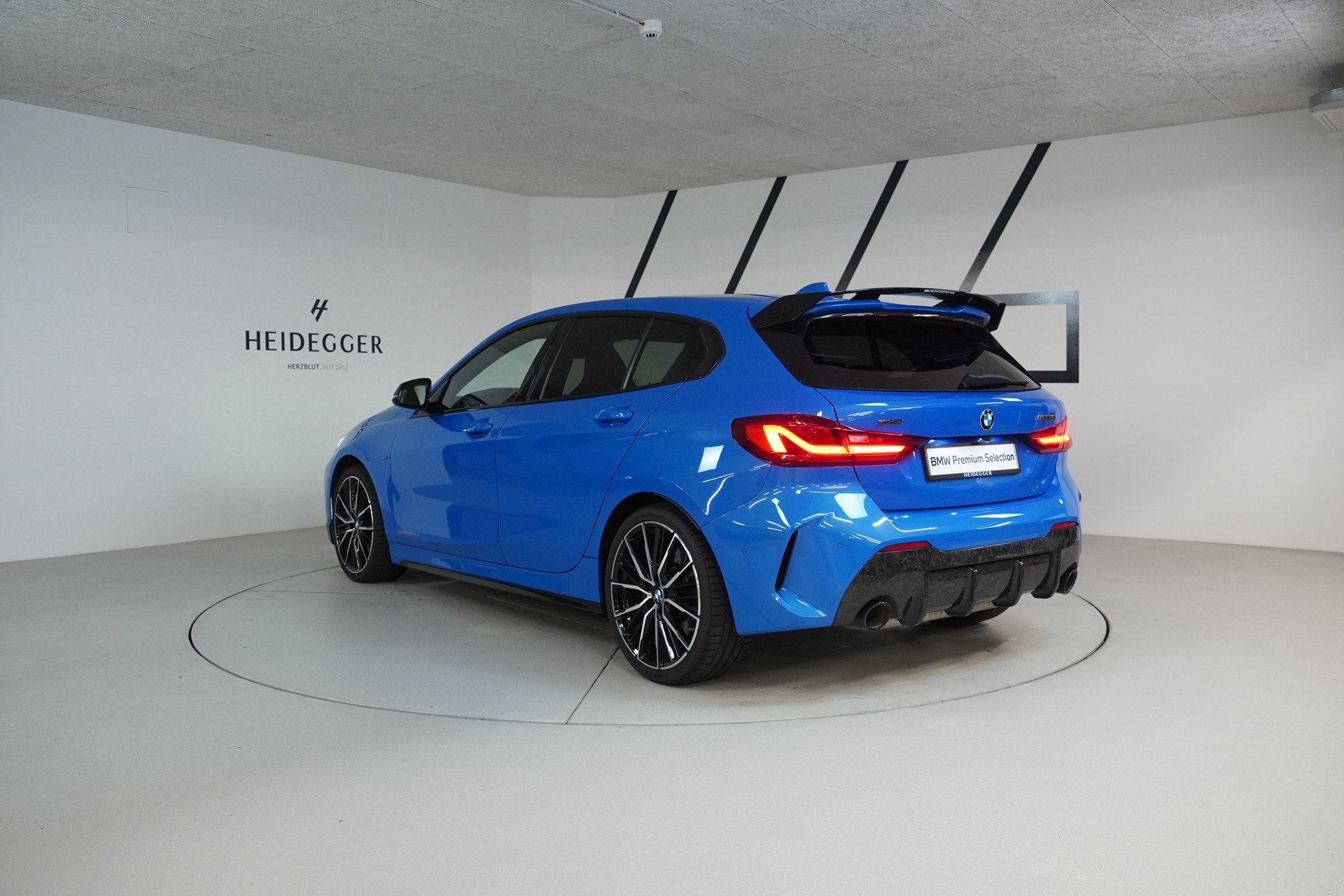 BMW M135i xDrive Steptronic-image-4