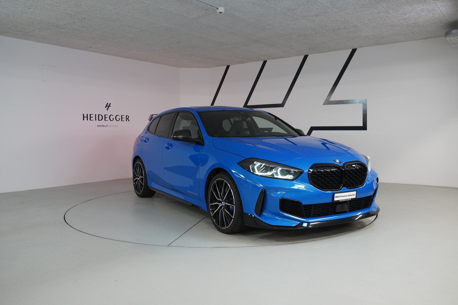 BMW M135i xDrive Steptronic-image-2