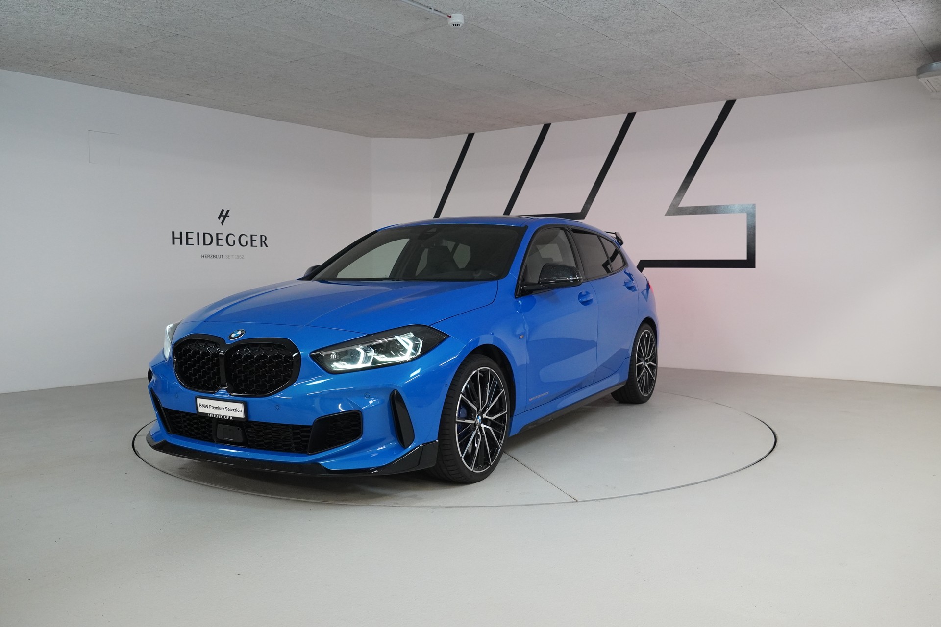 BMW M135i xDrive Steptronic-image-0