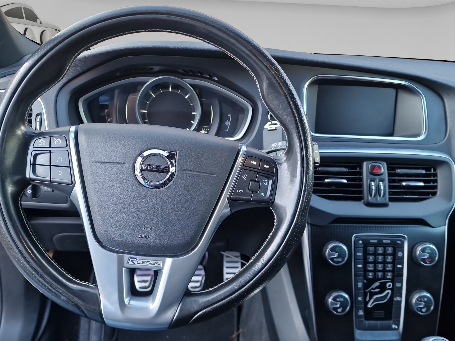 VOLVO V40 D2 Momentum R-Design-image-9
