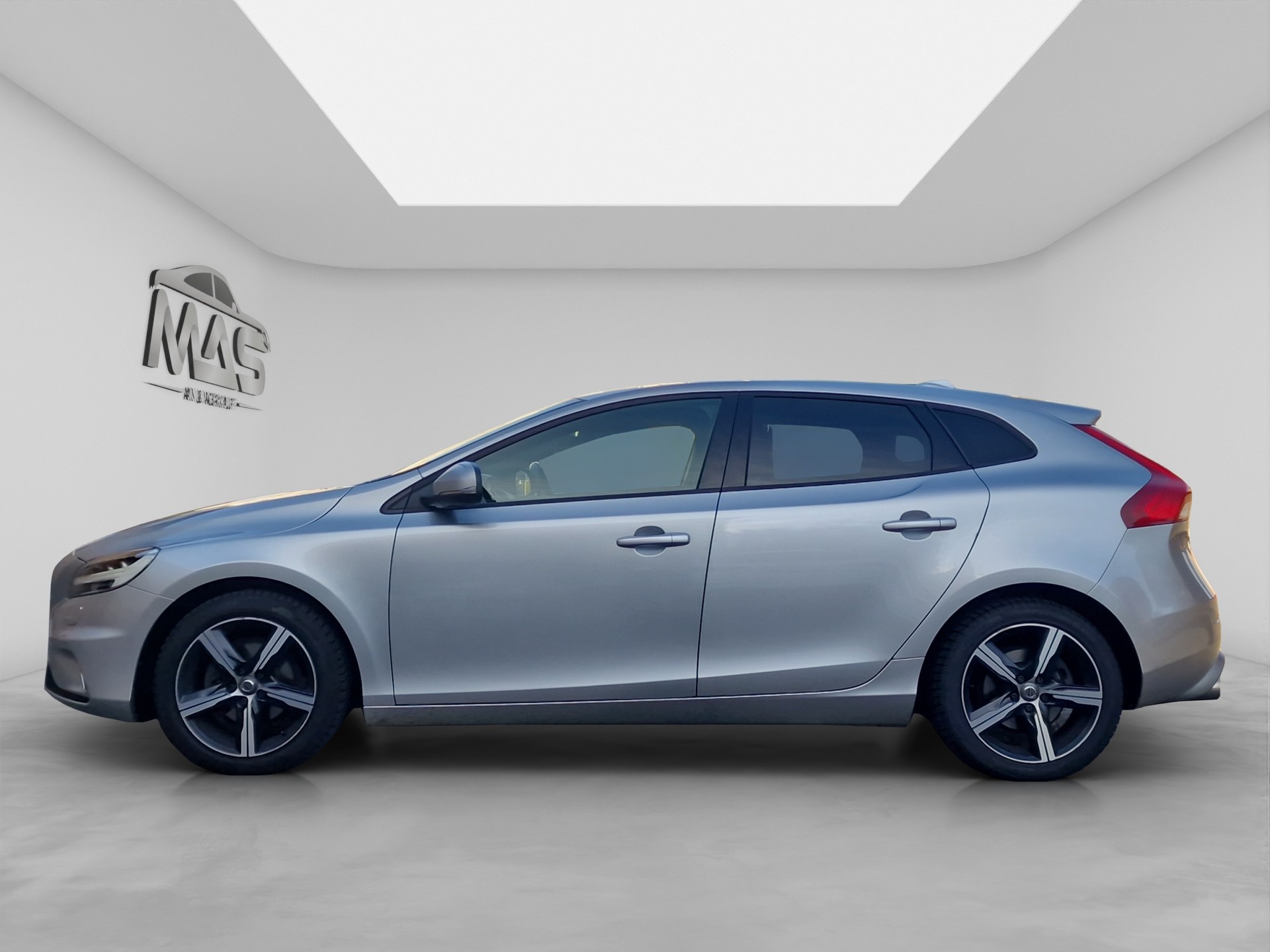 VOLVO V40 D2 Momentum R-Design-image-2