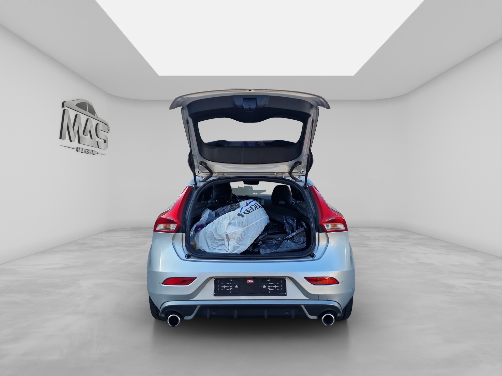 VOLVO V40 D2 Momentum R-Design-image-11