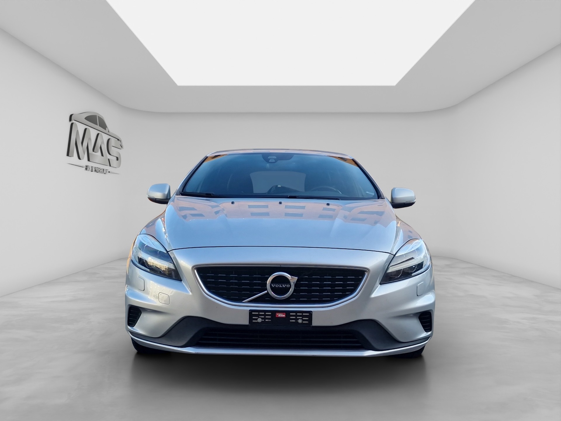 VOLVO V40 D2 Momentum R-Design-image-1