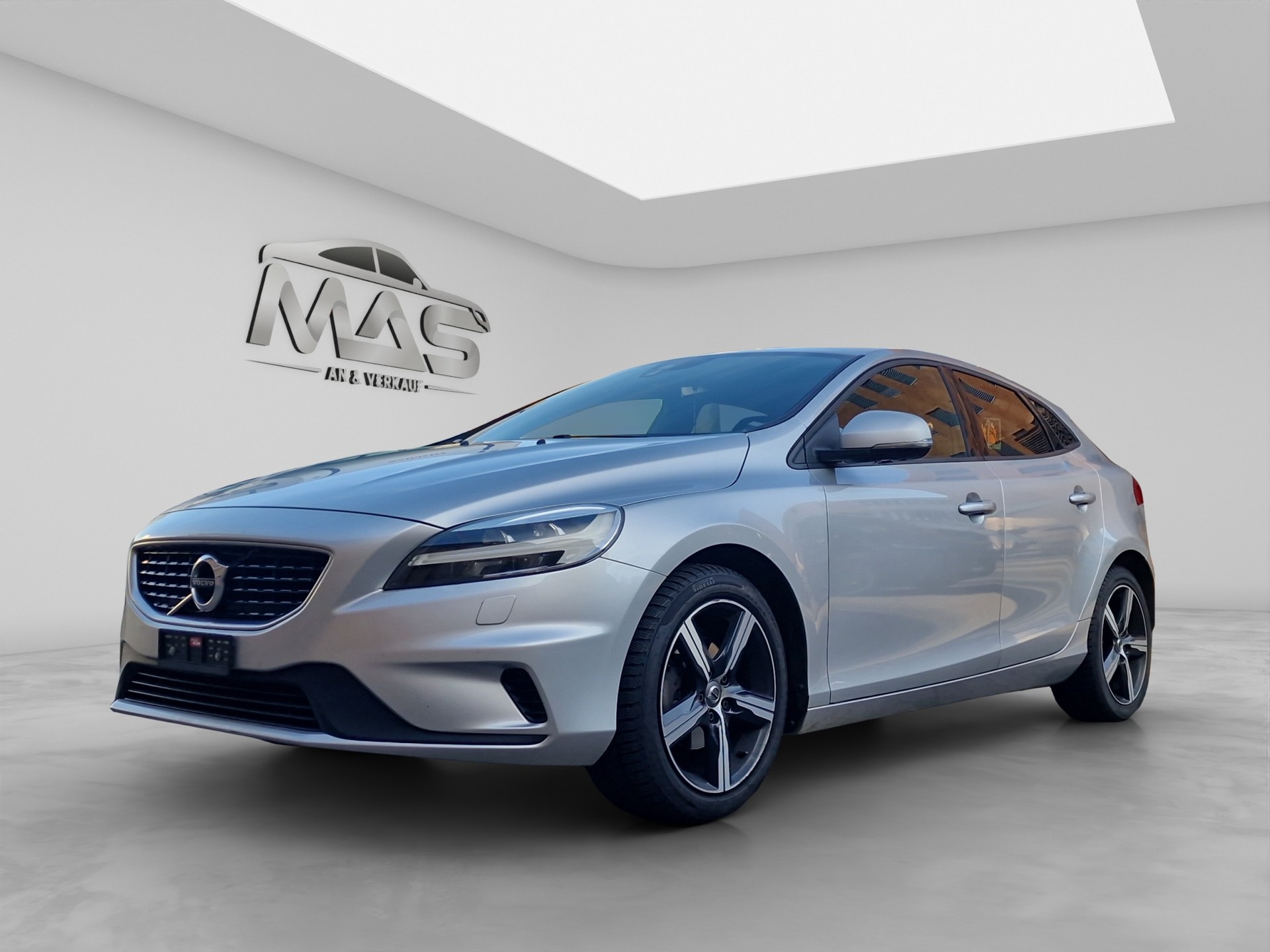 VOLVO V40 D2 Momentum R-Design-image-0