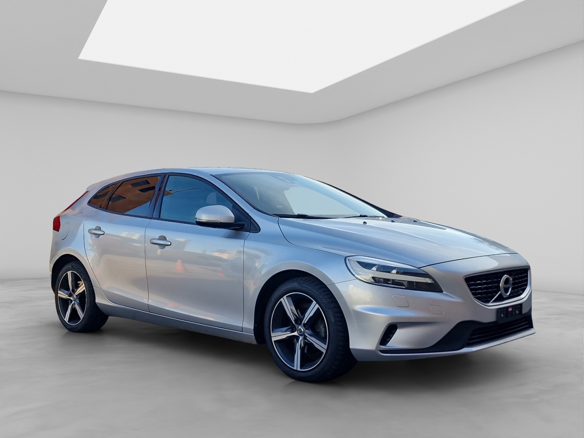 VOLVO V40 D2 Momentum R-Design-image-7