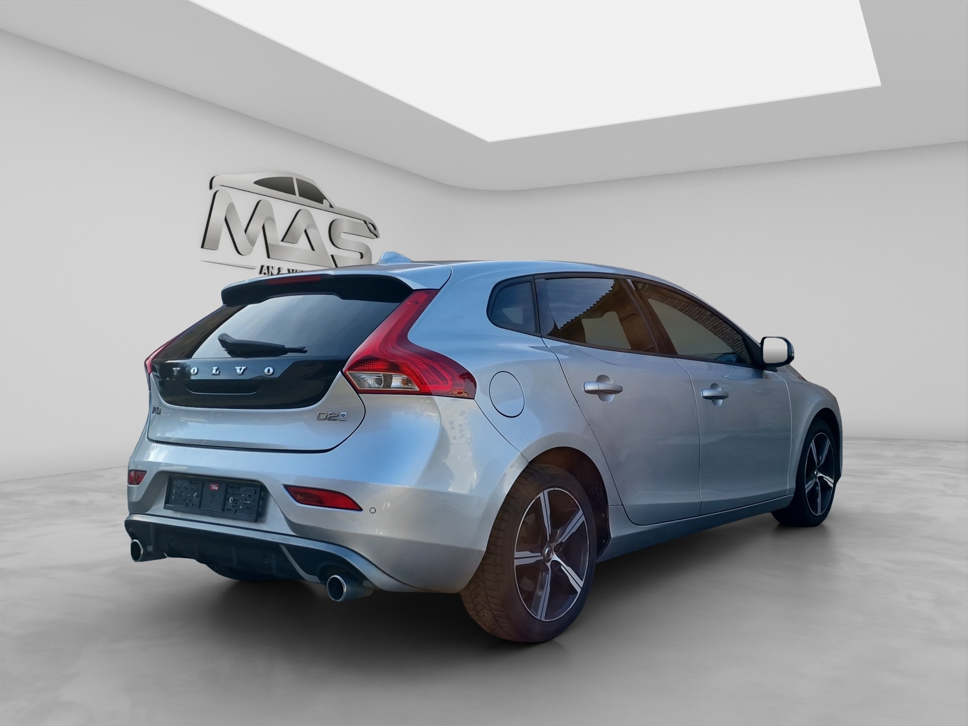 VOLVO V40 D2 Momentum R-Design-image-5