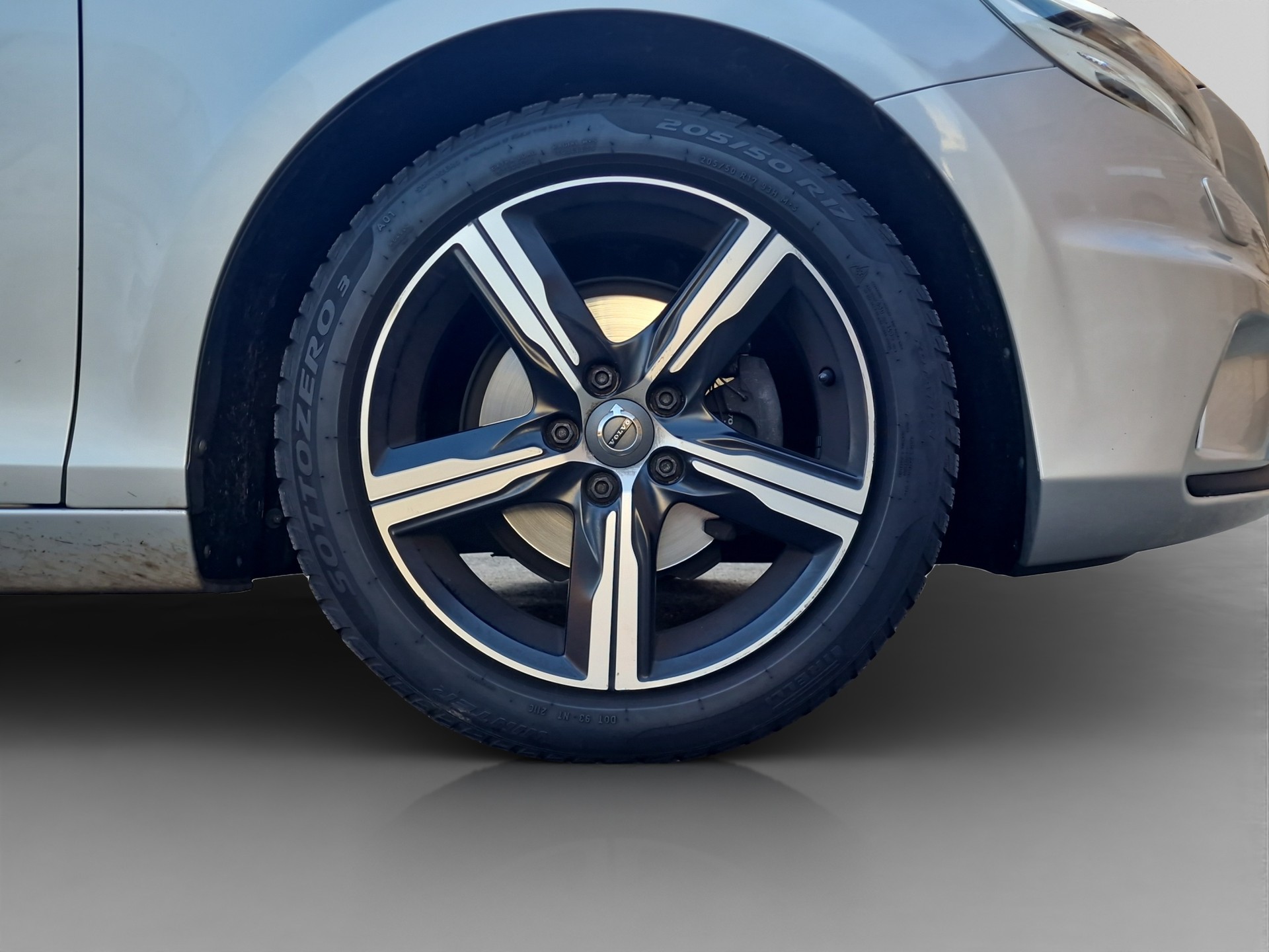 VOLVO V40 D2 Momentum R-Design-image-12