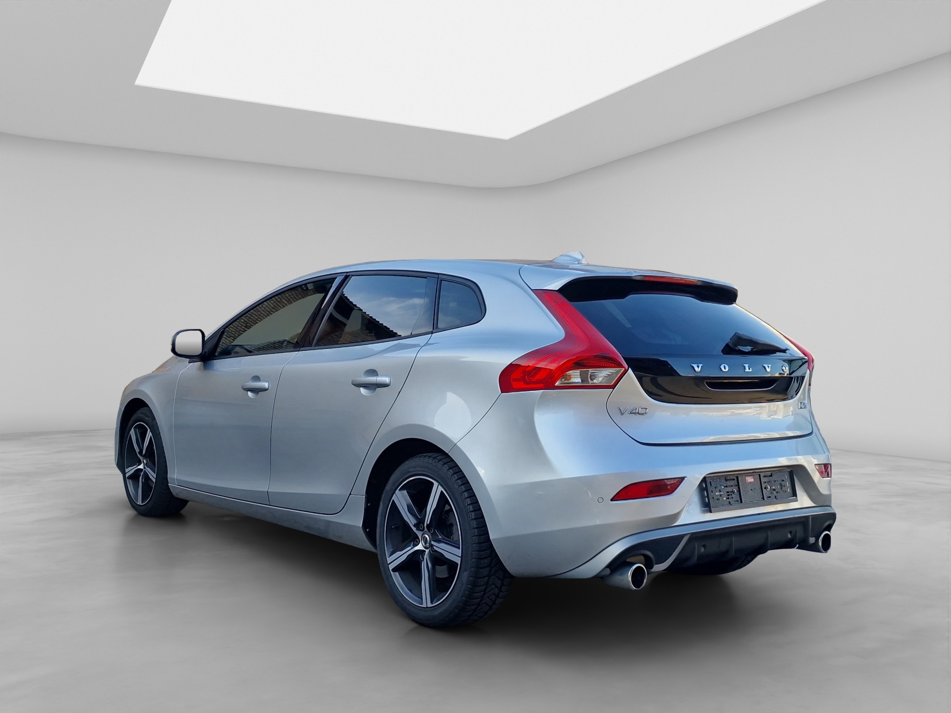 VOLVO V40 D2 Momentum R-Design-image-3