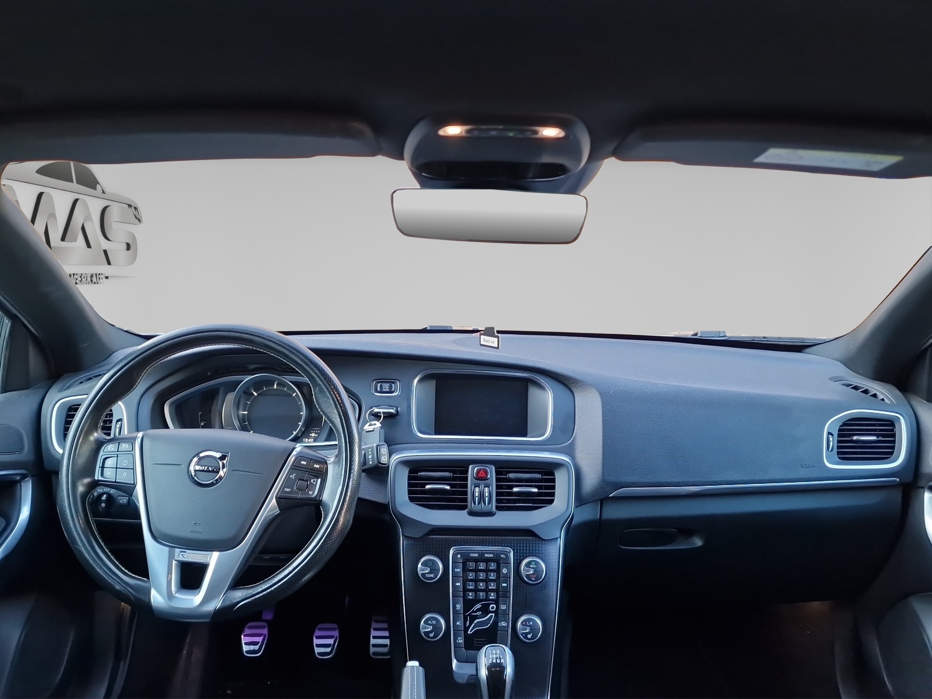 VOLVO V40 D2 Momentum R-Design-image-10