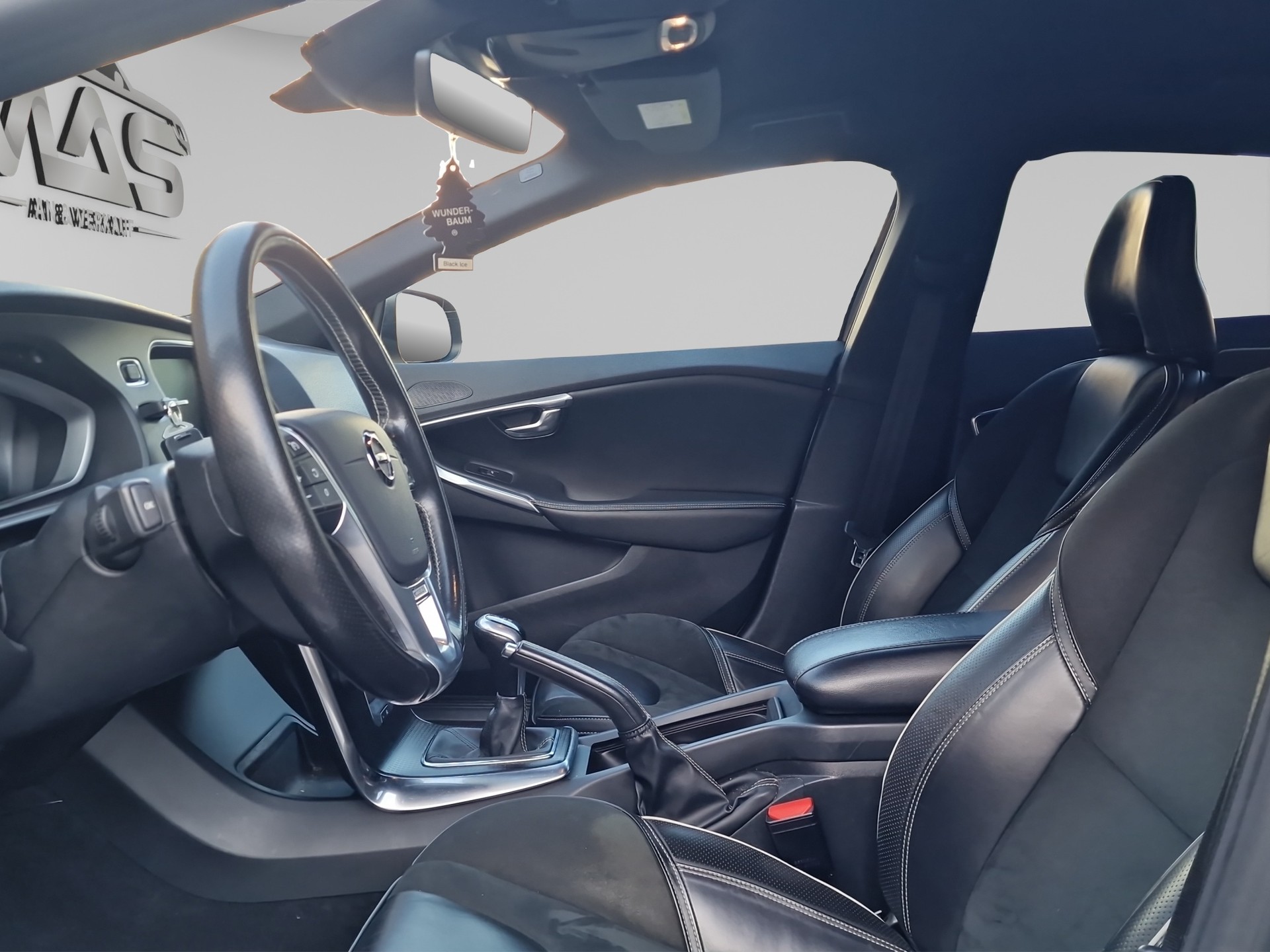 VOLVO V40 D2 Momentum R-Design-image-8