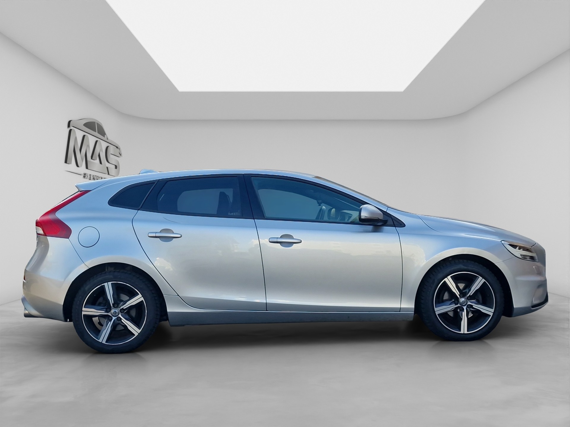 VOLVO V40 D2 Momentum R-Design-image-6