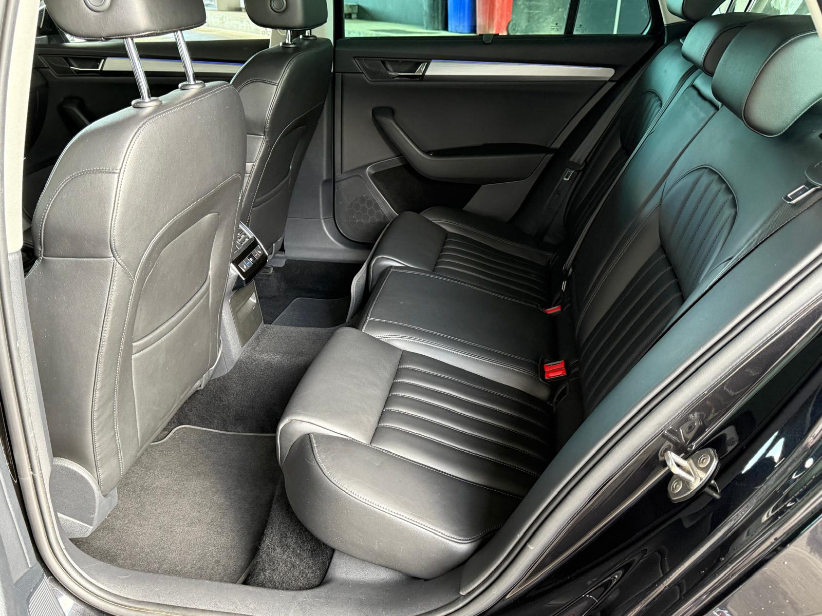 SKODA Superb Combi 2.0 TDi Style 4x4 DSG-image-9