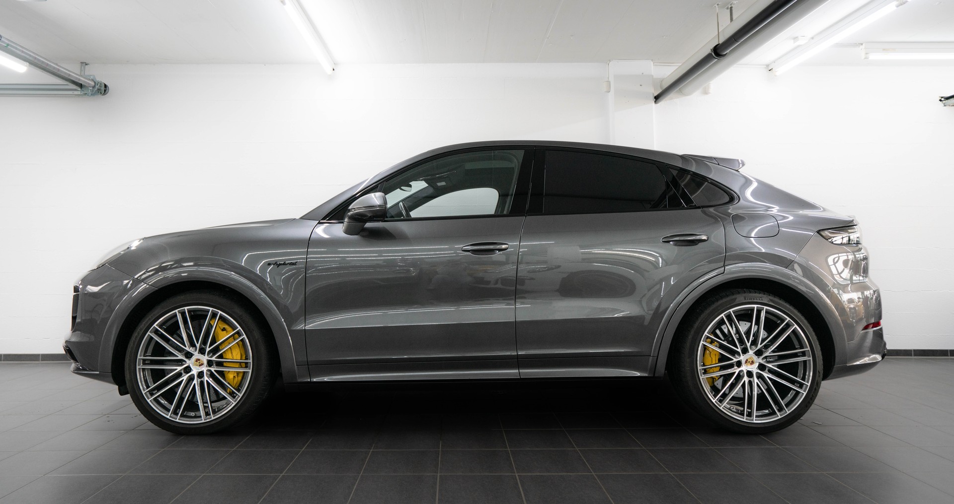 PORSCHE Cayenne Turbo S Coupe E-Hybrid-showroom-element-3