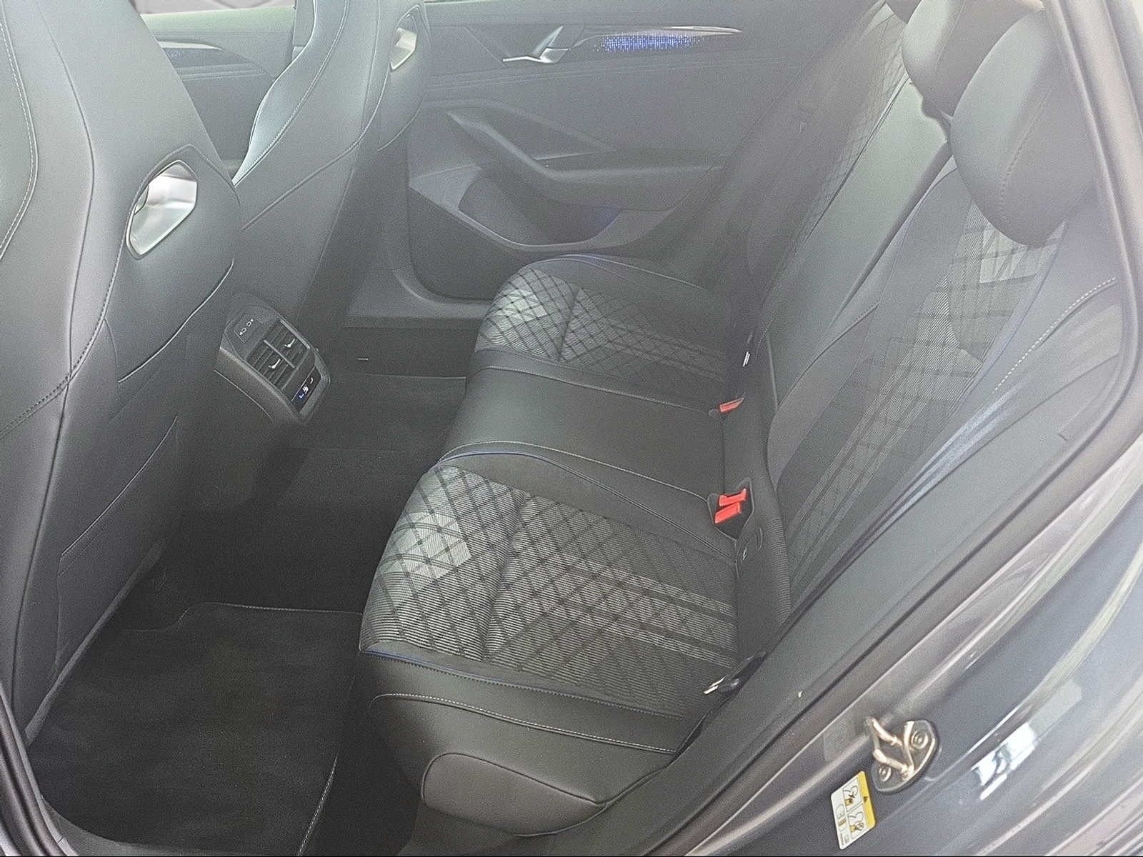 VW Passat Variant 2.0 TDI evo R-Line 4 Motion DSG-image-12
