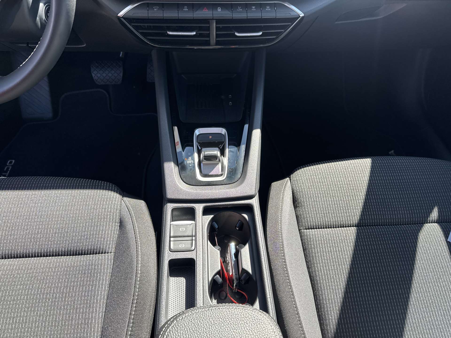 SKODA Octavia Combi 2.0 TDi 150 Selection DSG-Automat-image-11