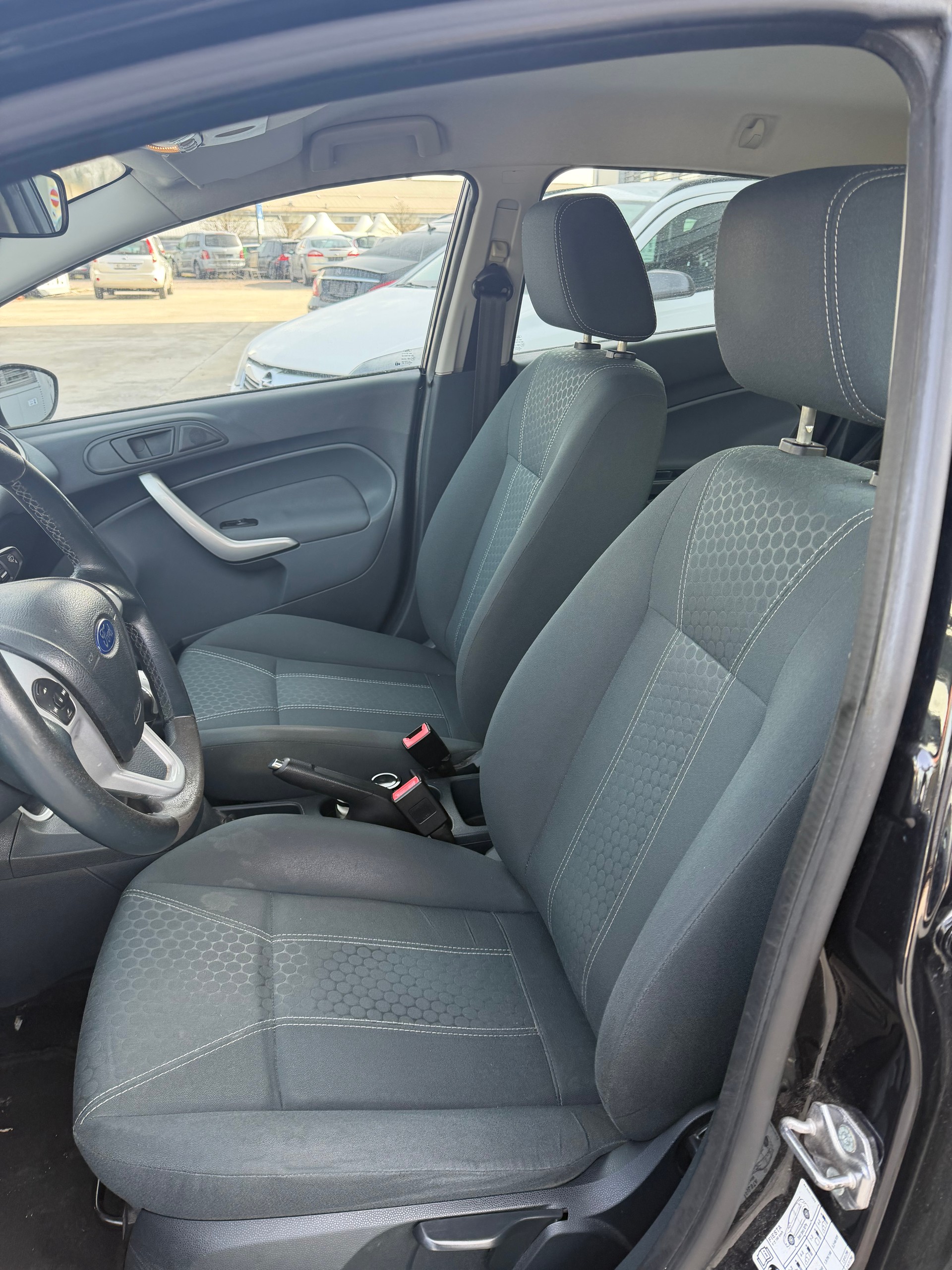 FORD Fiesta 1.4 16V Titanium-image-8