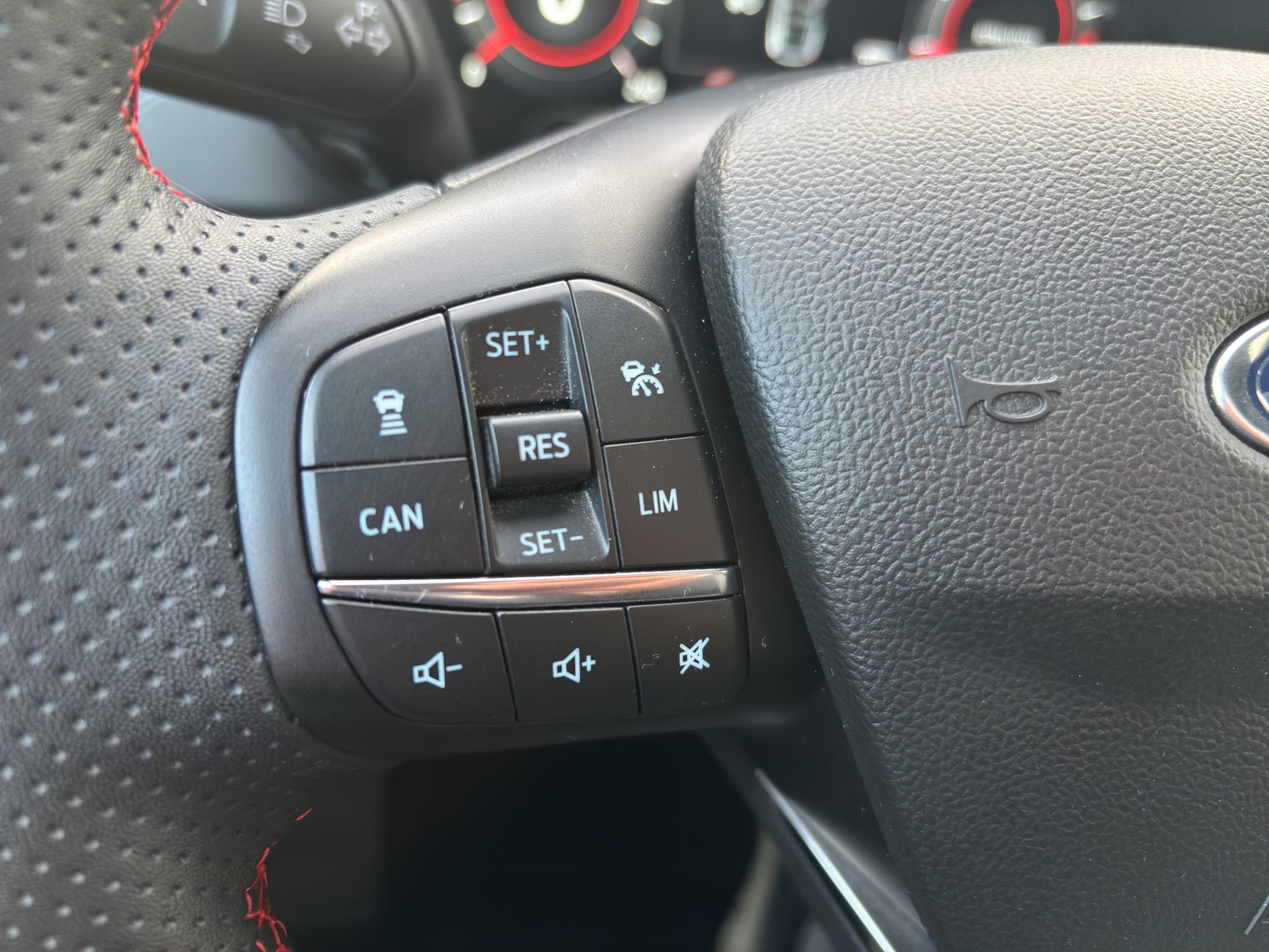 FORD Focus 1.0 MHEV ST-Line Vignale-image-9