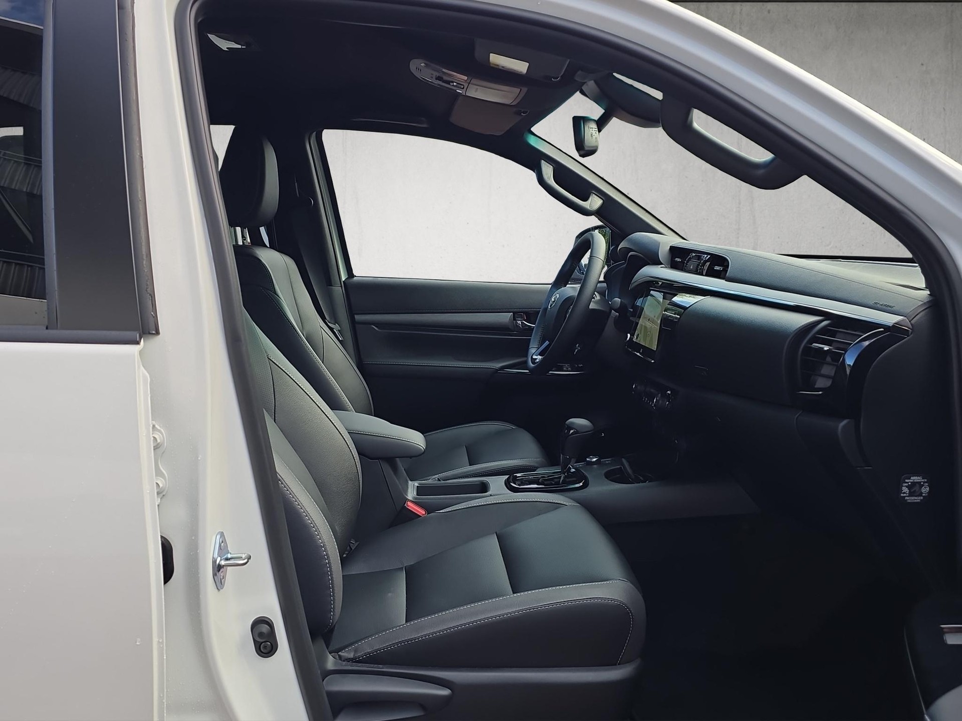 TOYOTA Hilux Double Cab.-Pick-up 2.8 D-4D MHEV 204 Invincible-image-13