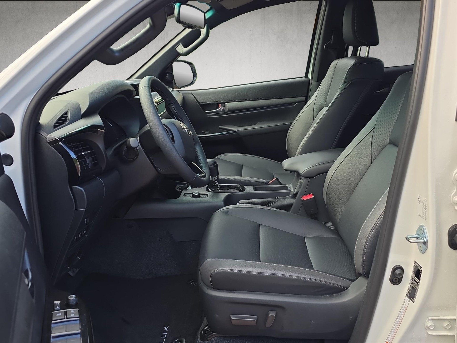 TOYOTA Hilux Double Cab.-Pick-up 2.8 D-4D MHEV 204 Invincible-image-8