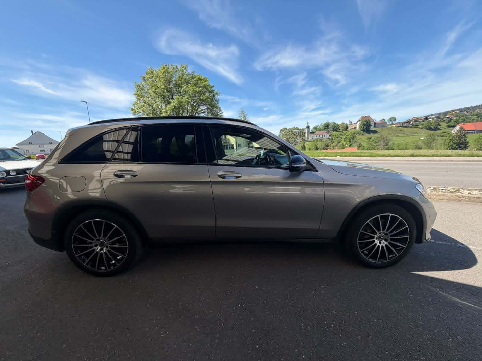 MERCEDES-BENZ GLC 250 AMG Line 4Matic 9G-Tronic-image-4