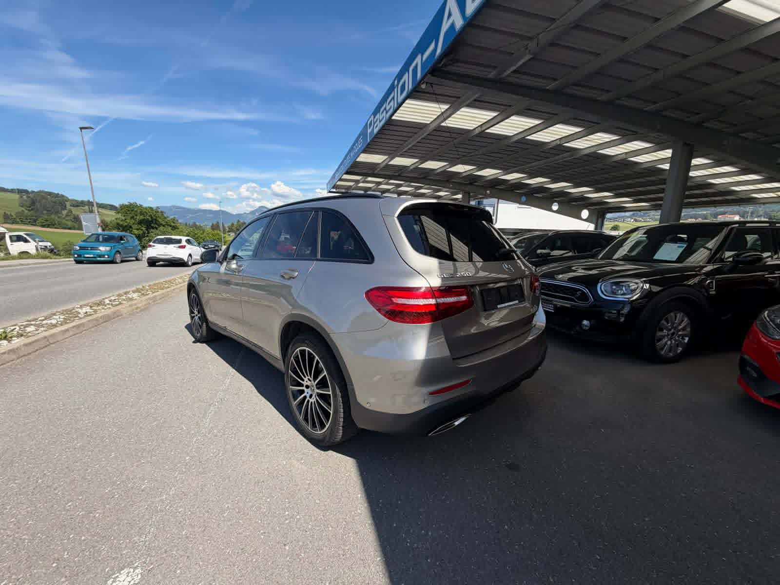 MERCEDES-BENZ GLC 250 AMG Line 4Matic 9G-Tronic-image-5